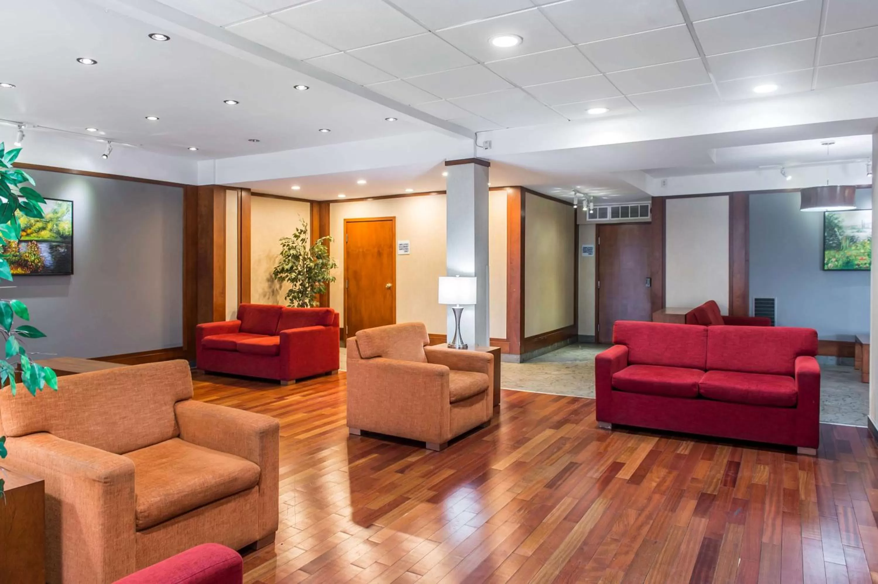 Lobby or reception in Ramada Plaza by Wyndham Montreal