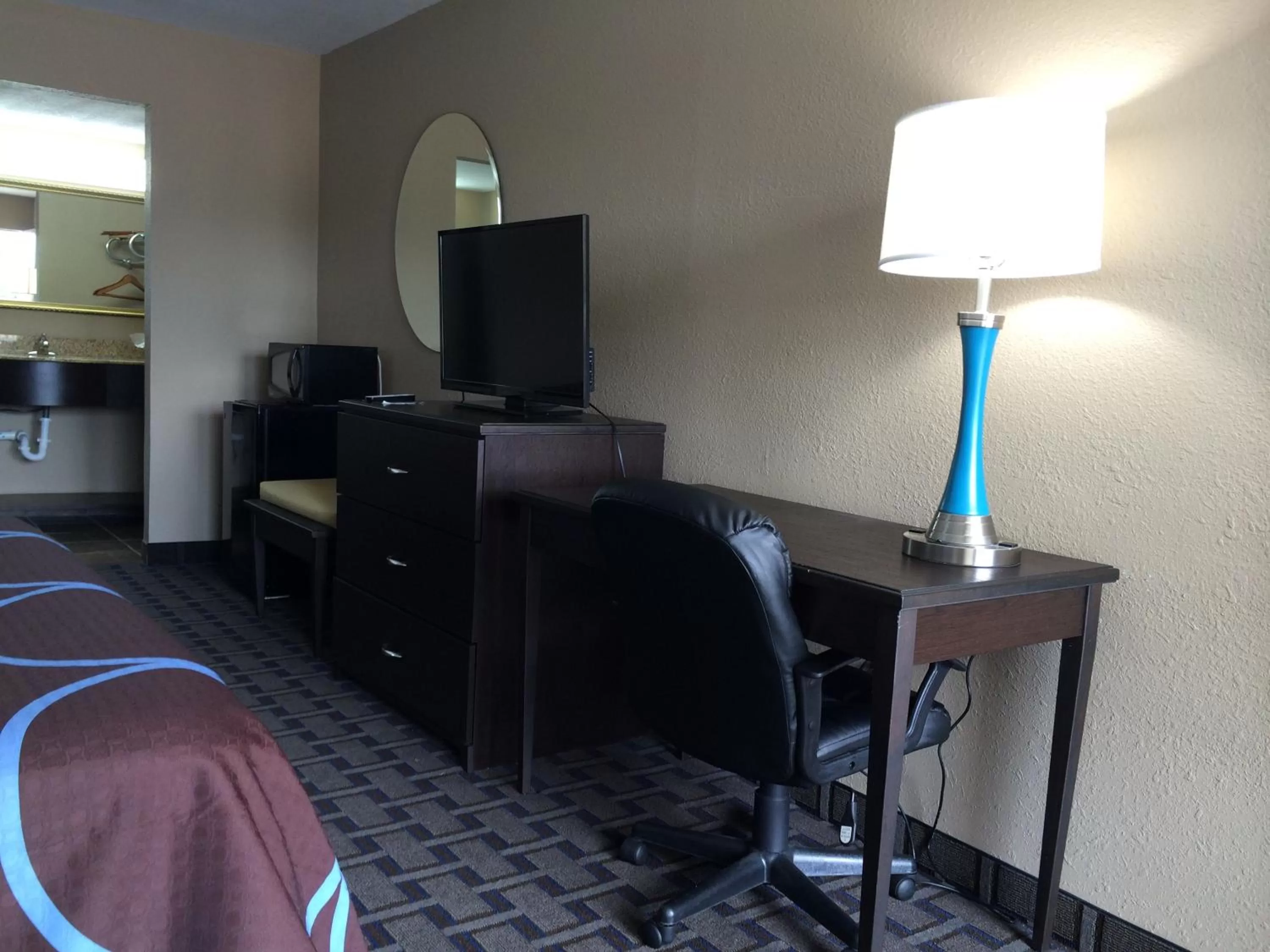 TV and multimedia in Super 8 by Wyndham Lakeland