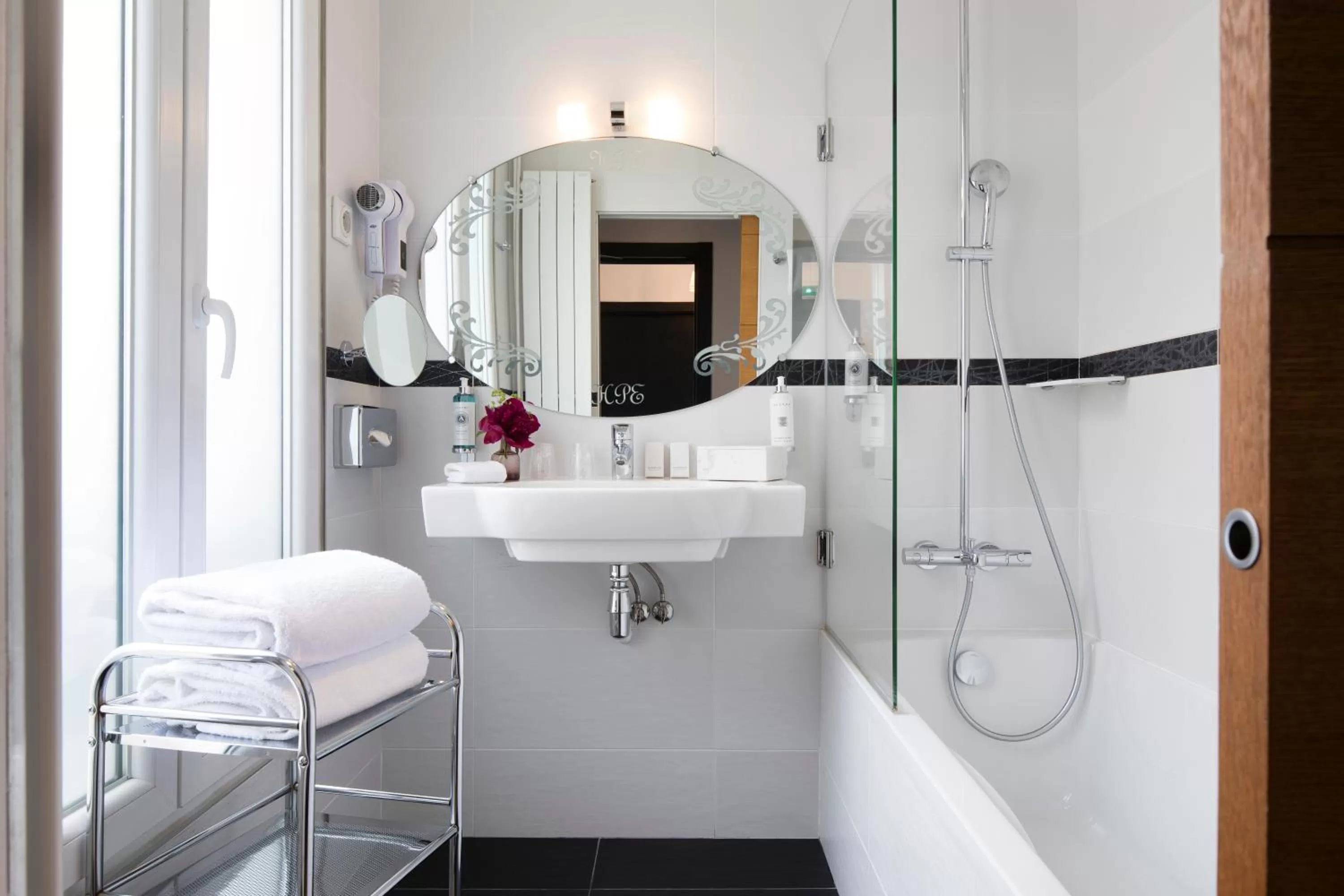 Bathroom in Hotel Plaza Elysées