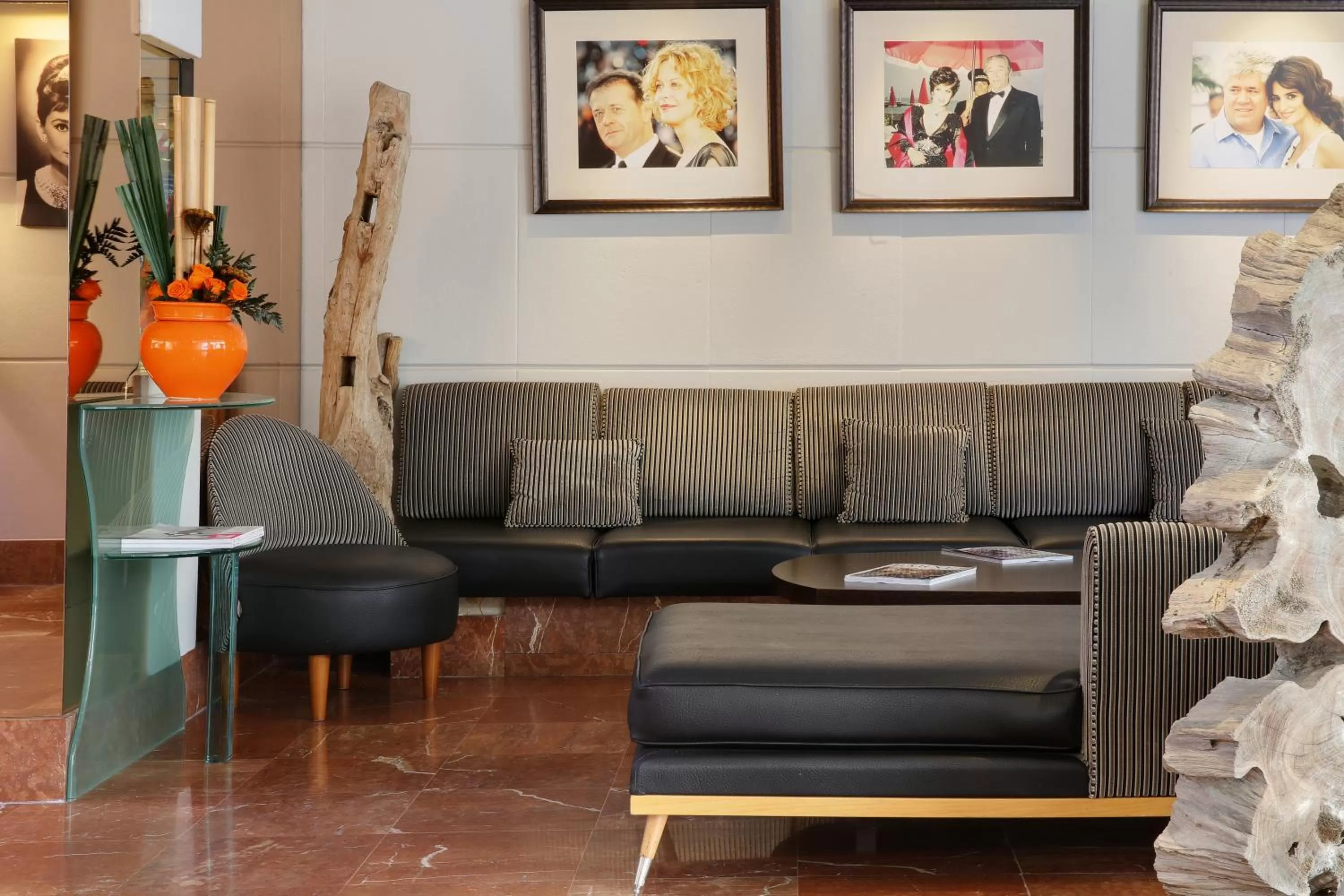 Lobby or reception in Best Western Premier Le Patio des Artistes Wellness Jacuzzi