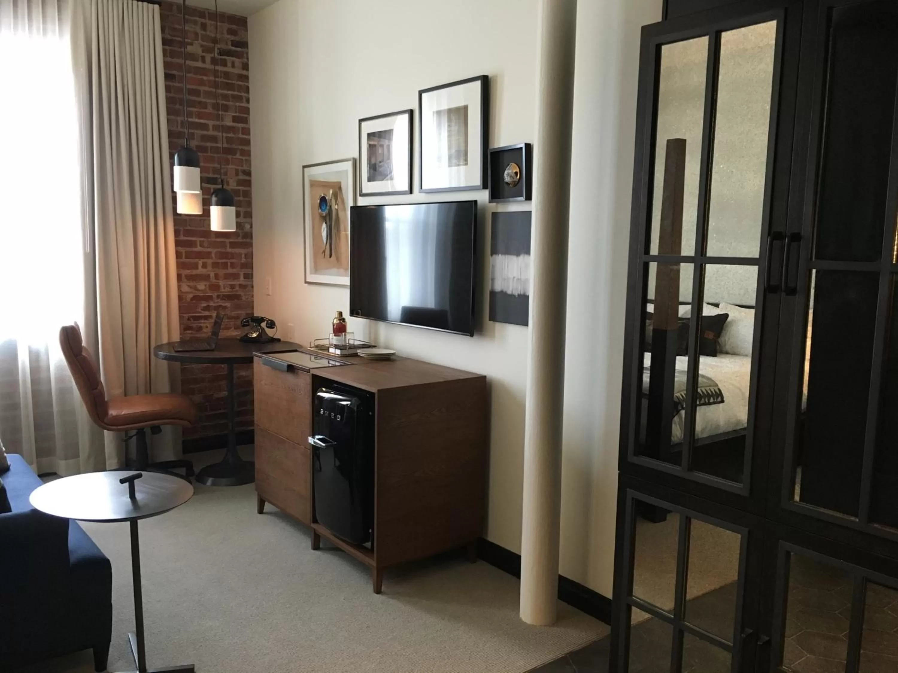 TV and multimedia in Crossroads Hotel