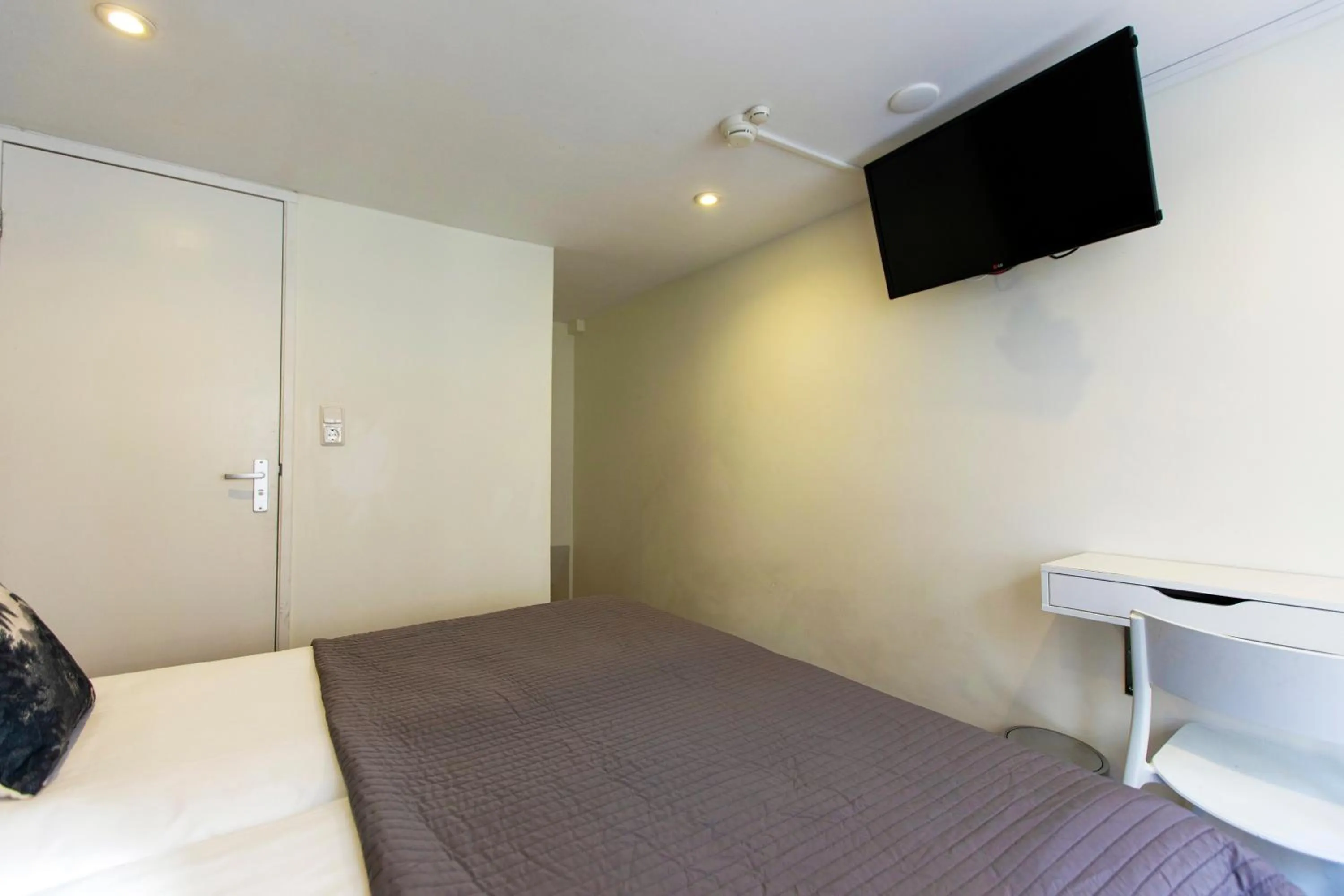 TV and multimedia, Bed in Quentin Arrive Hotel