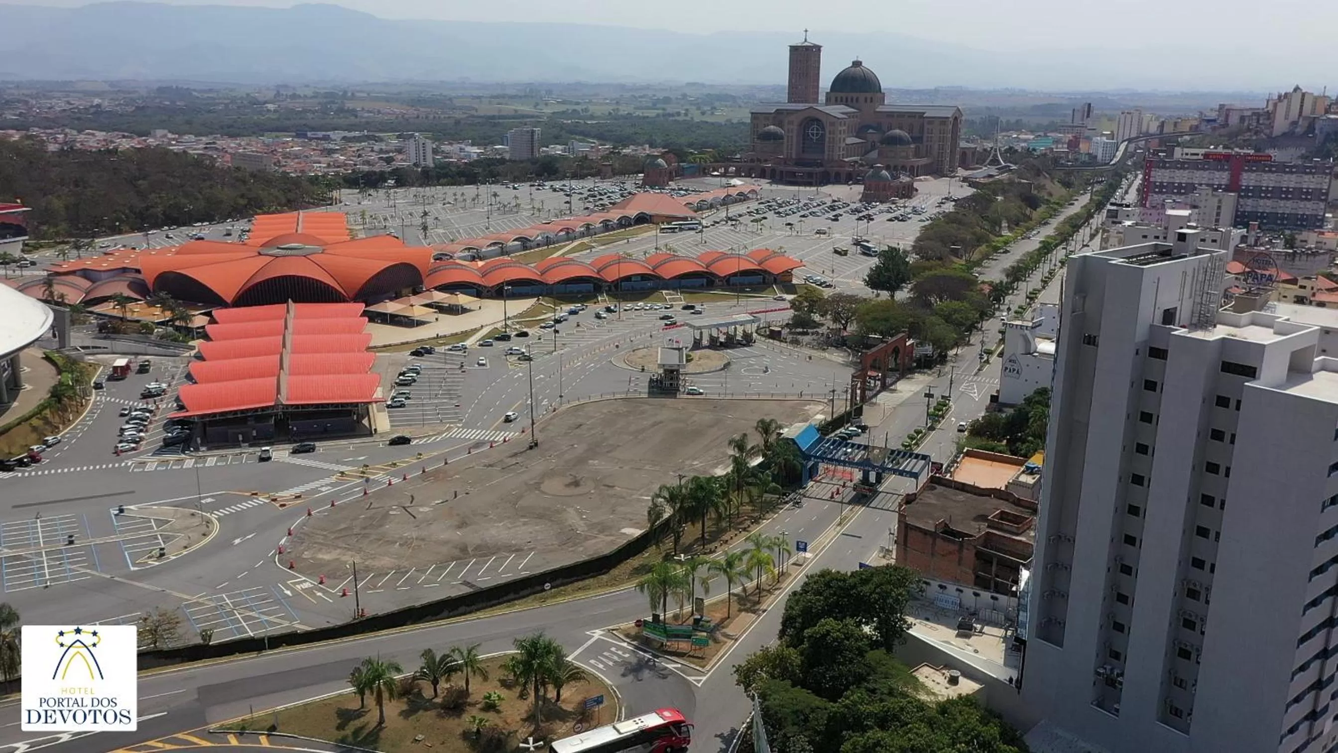 Property building in Hotel Portal dos Devotos