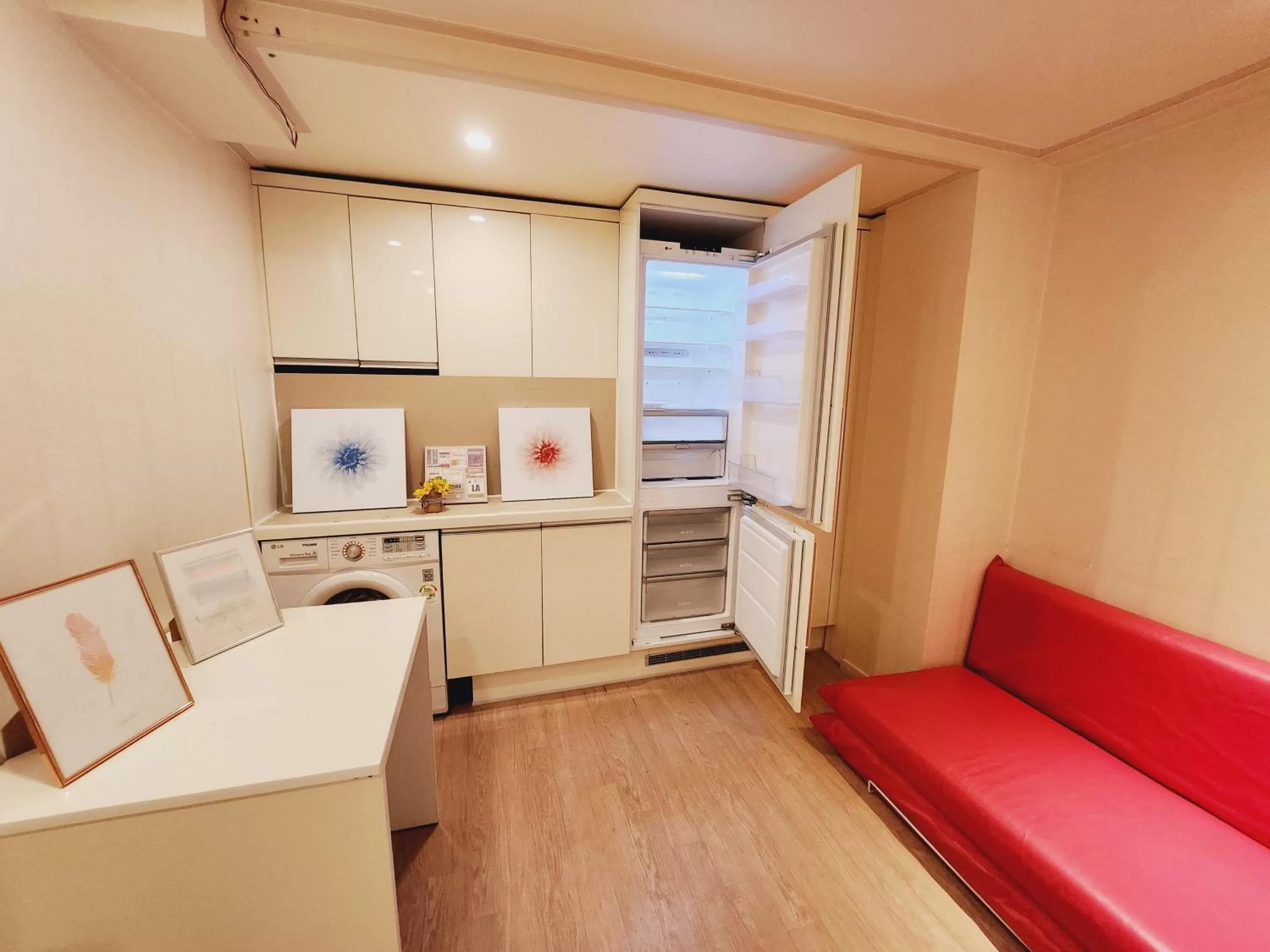 Bedroom, Kitchen/Kitchenette in Olive hostel R(Residence)