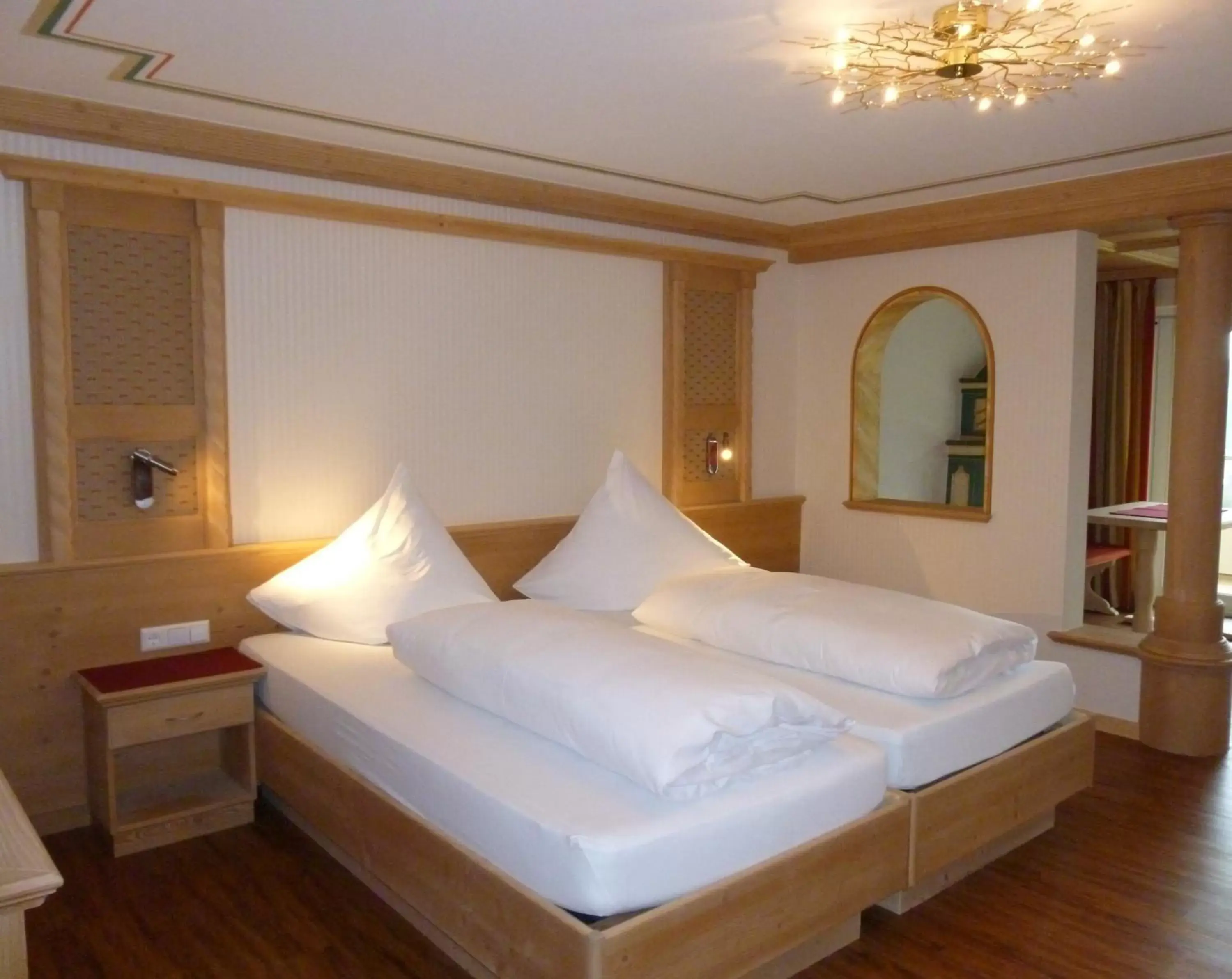 Superior Double Room with Balcony in Hotel Schwarzwald-Gasthof Rößle Superior Double Room with Balcony in Hotel Schwarzwald-Gasthof Rößle