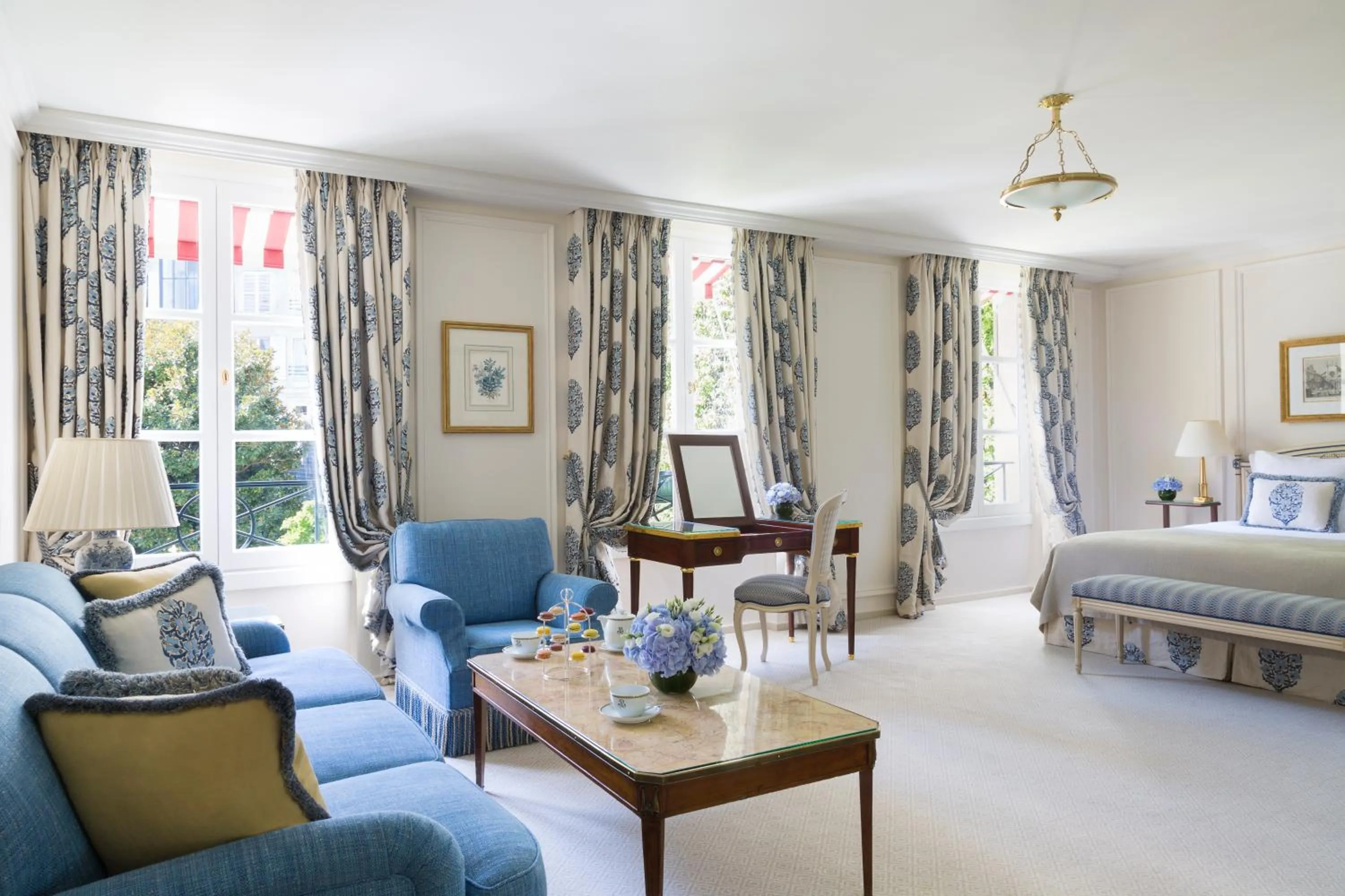 Living room, Bed in Le Bristol Paris, Oetker Hotels