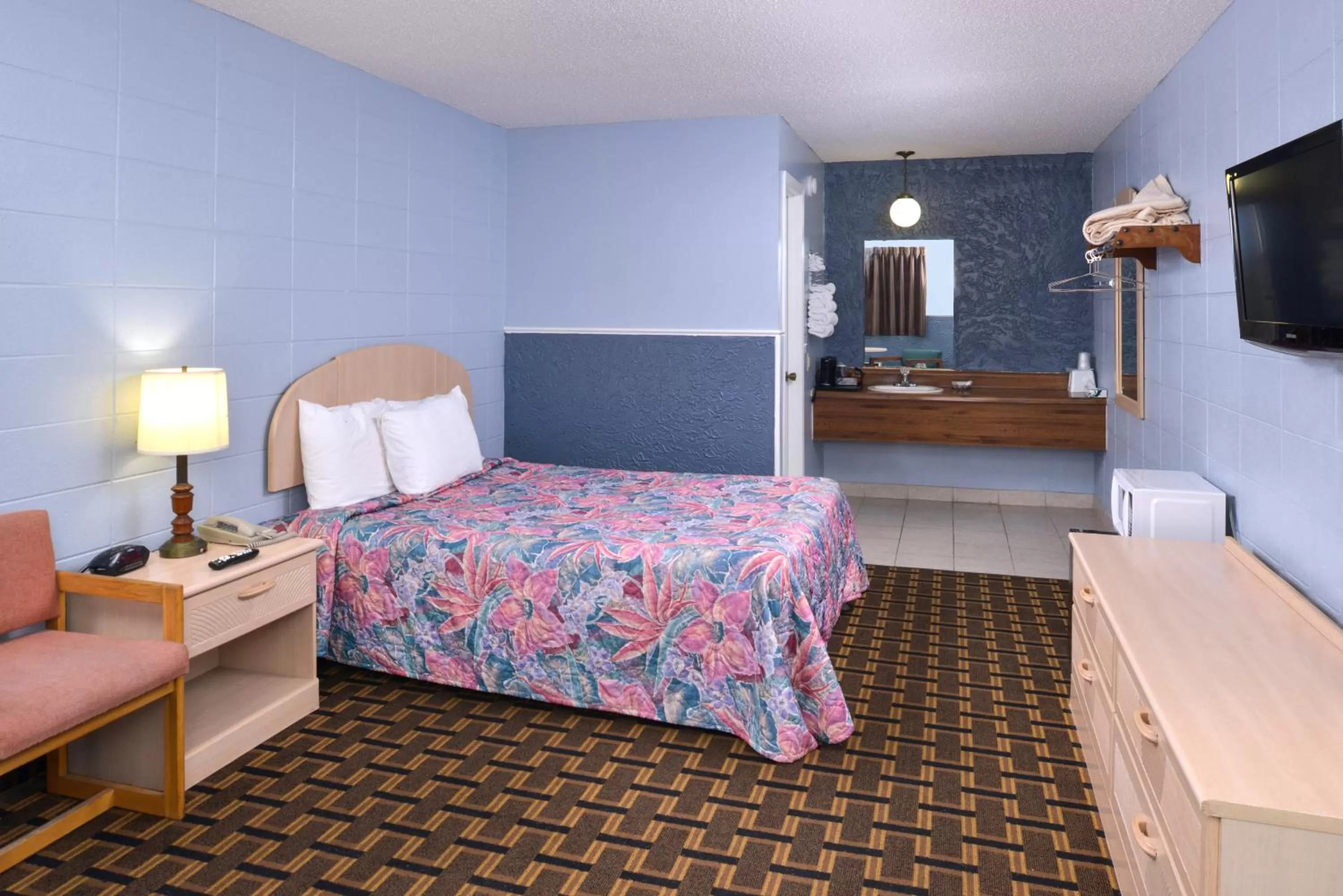 Bedroom, Bed in Americas Best Value Inn & Suites Branson - Near the Strip