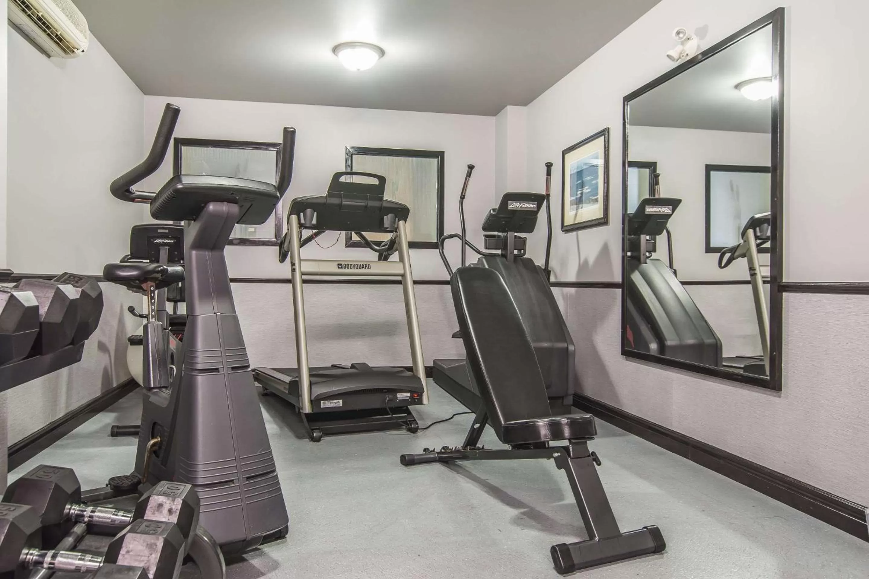 Fitness centre/facilities in Quality Inn