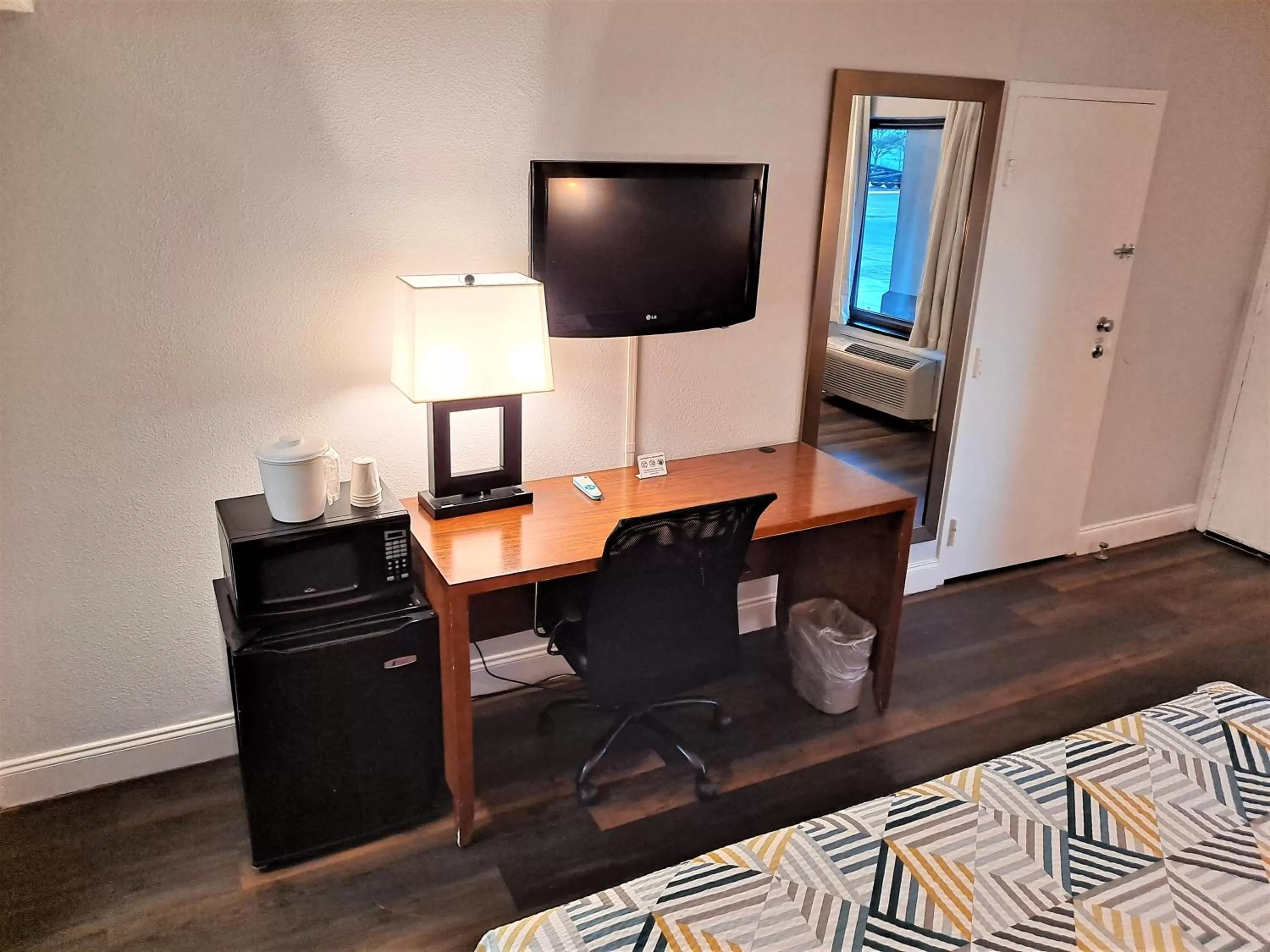 hair dresser, Bed in Motel 6 Catonsville MD Baltimore West