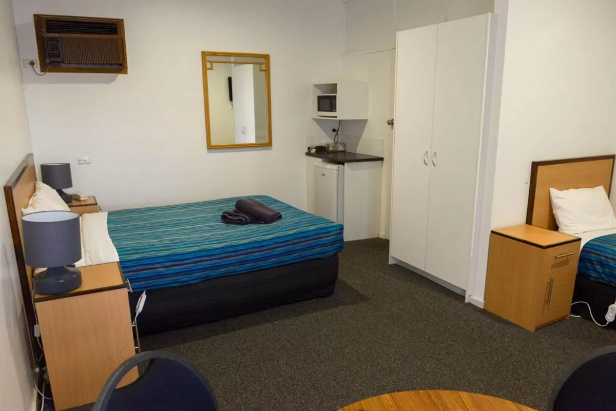 Property building, Bed in Bandicoot Motor Inn Hamilton