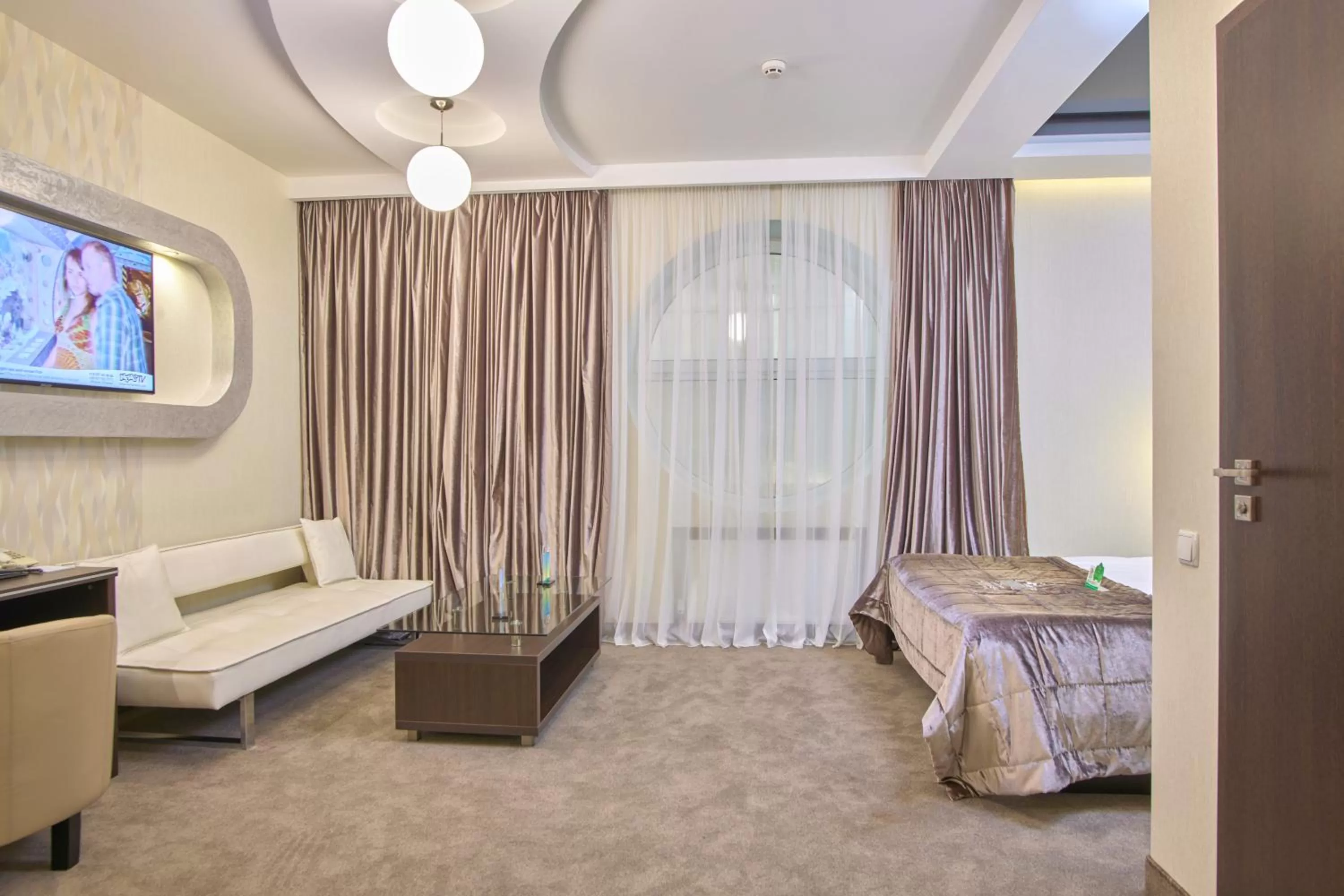 Photo of the whole room, Seating Area in Hotel & Spa NEMO with dolphins