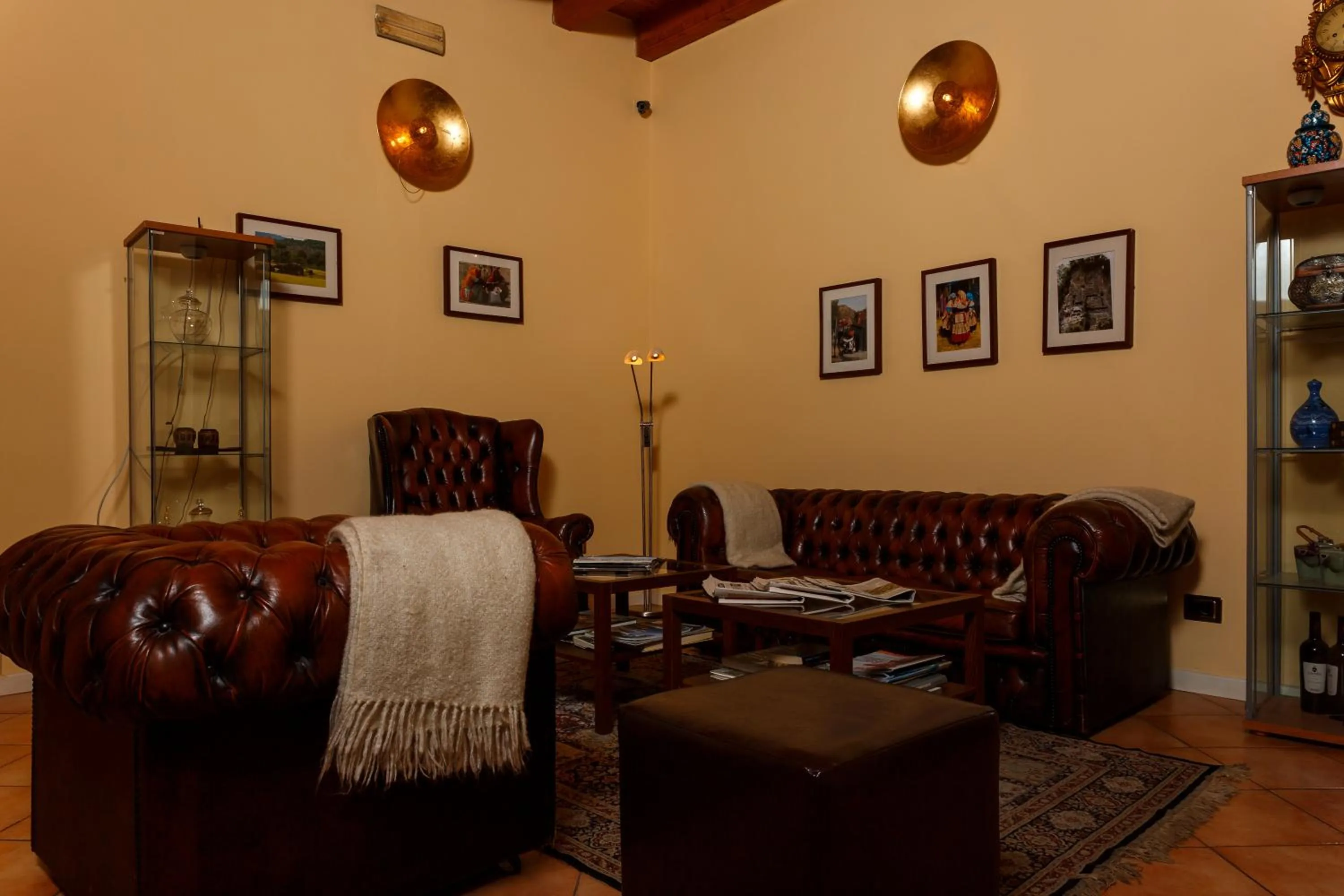 Communal lounge/ TV room in Albergo Orologio