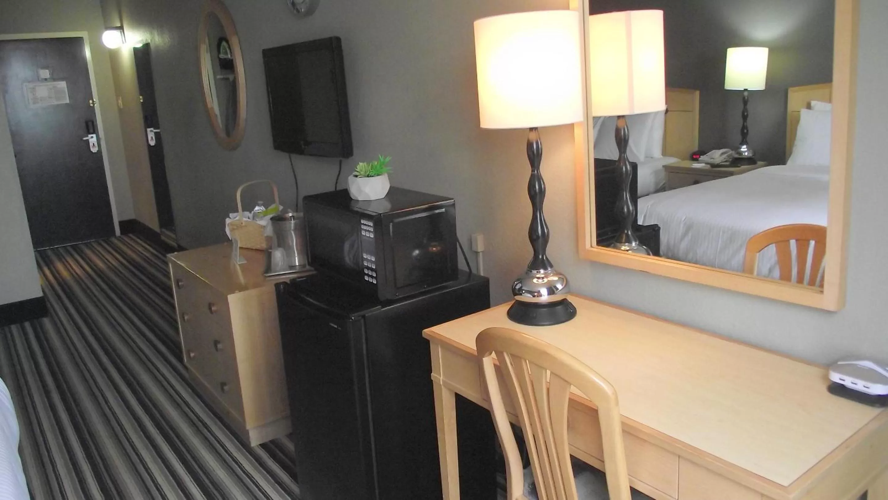 Dining area in Travelodge by Wyndham Memphis Airport/Graceland