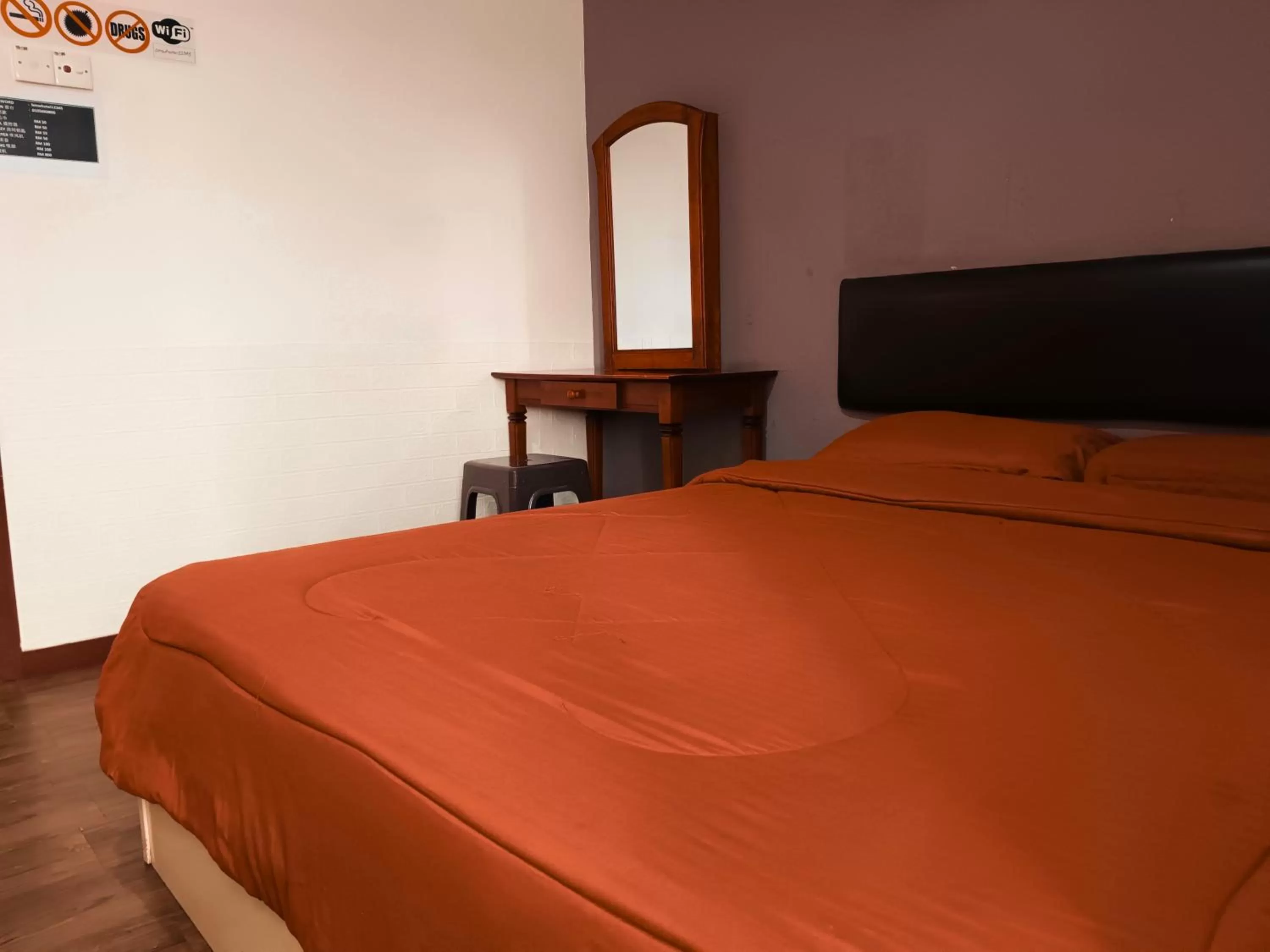 Deluxe Queen Room in BMW Hotel