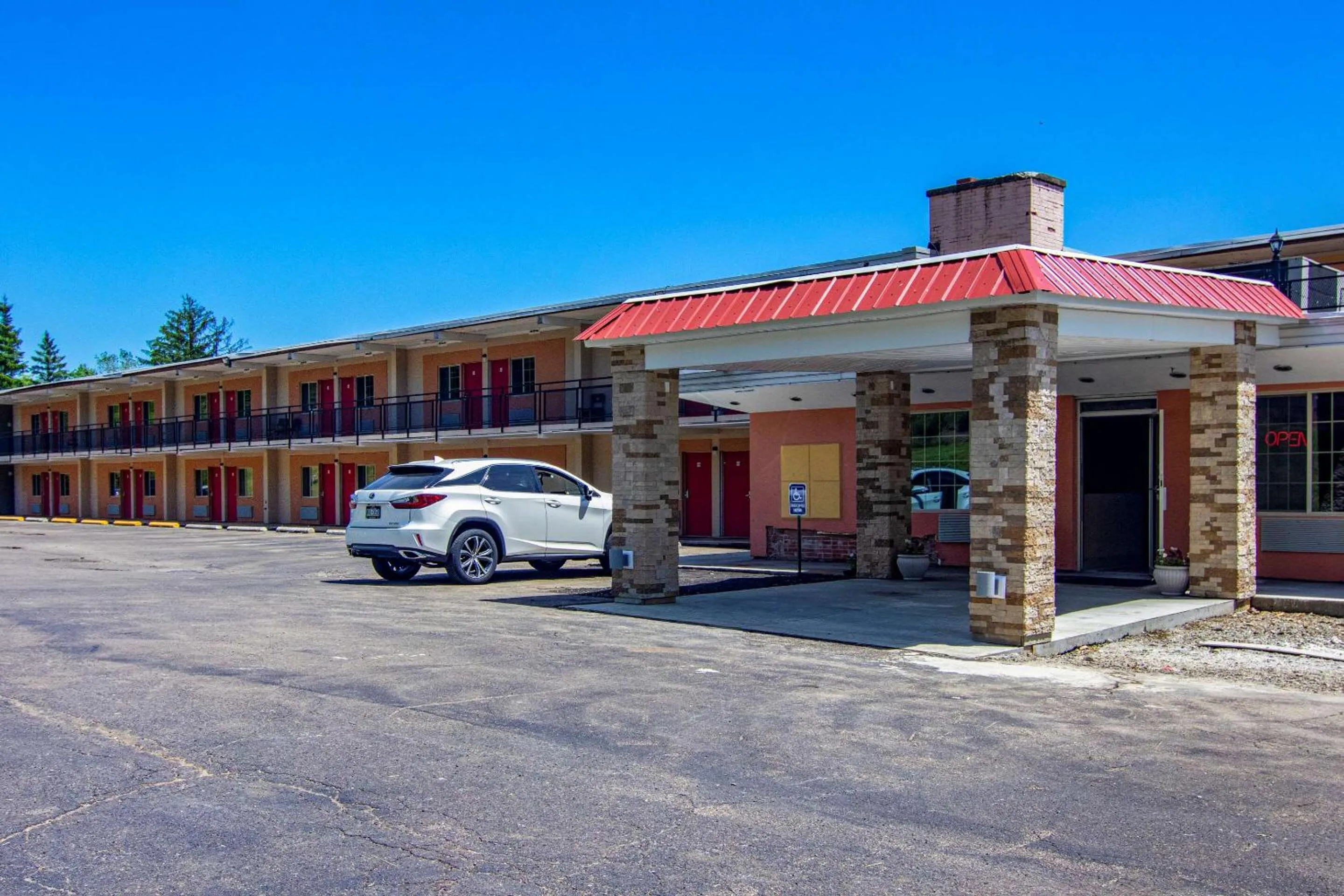 Property building in Econo Lodge Hotel Bradford