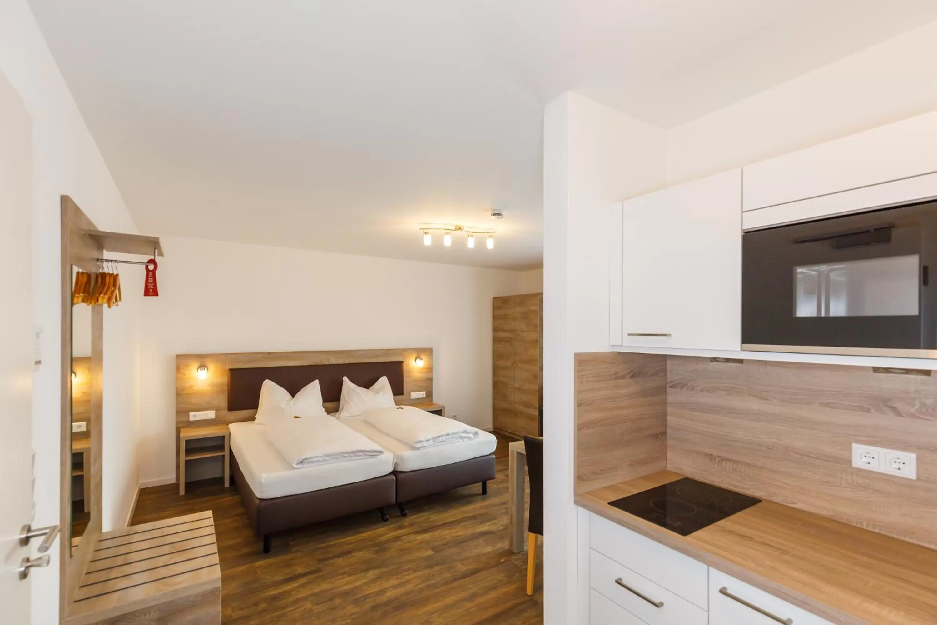 Photo of the whole room, Bed in Come IN Hotel