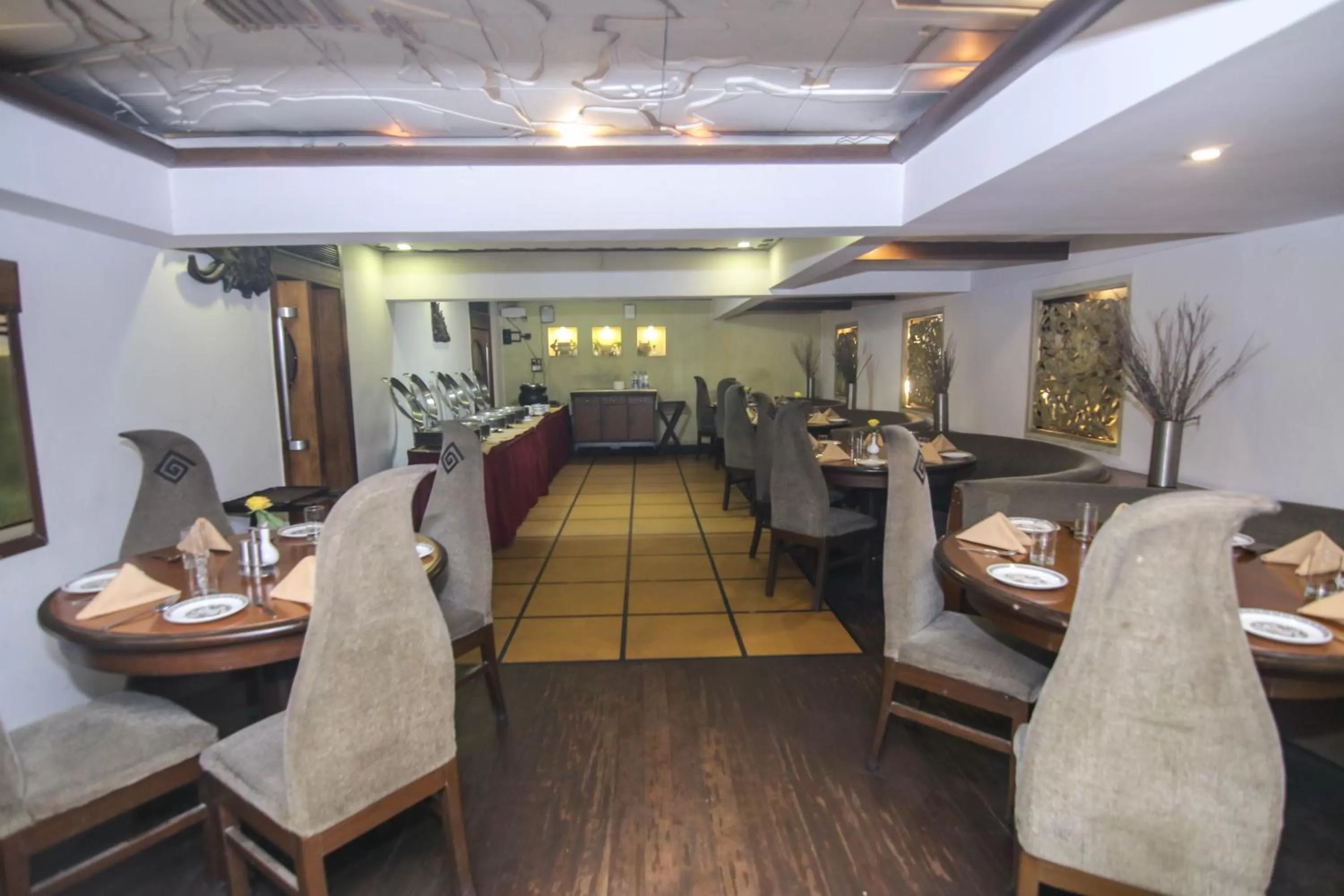 Restaurant/places to eat in Lytton Hotel