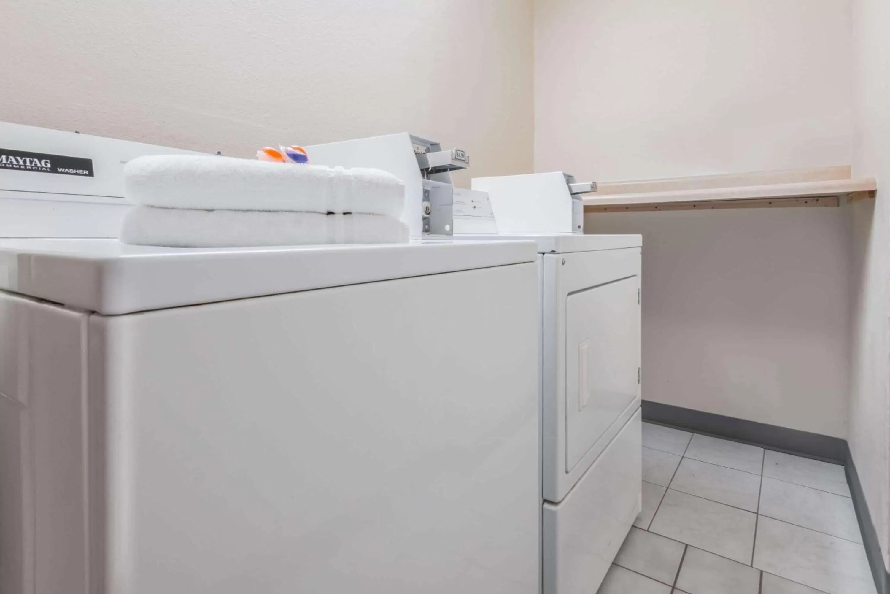 On site, Kitchen/Kitchenette in Microtel Inn & Suites by Wyndham Kansas City Airport