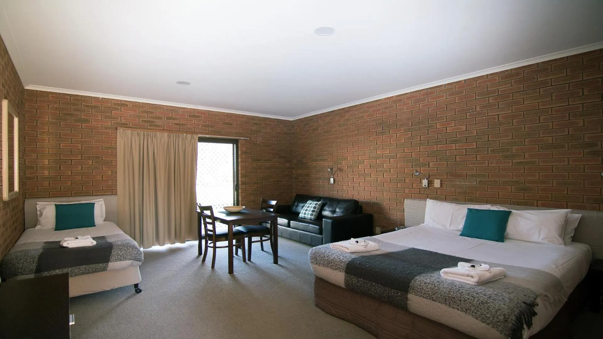 Photo of the whole room, Bed in Ashleigh Court Motor Inn