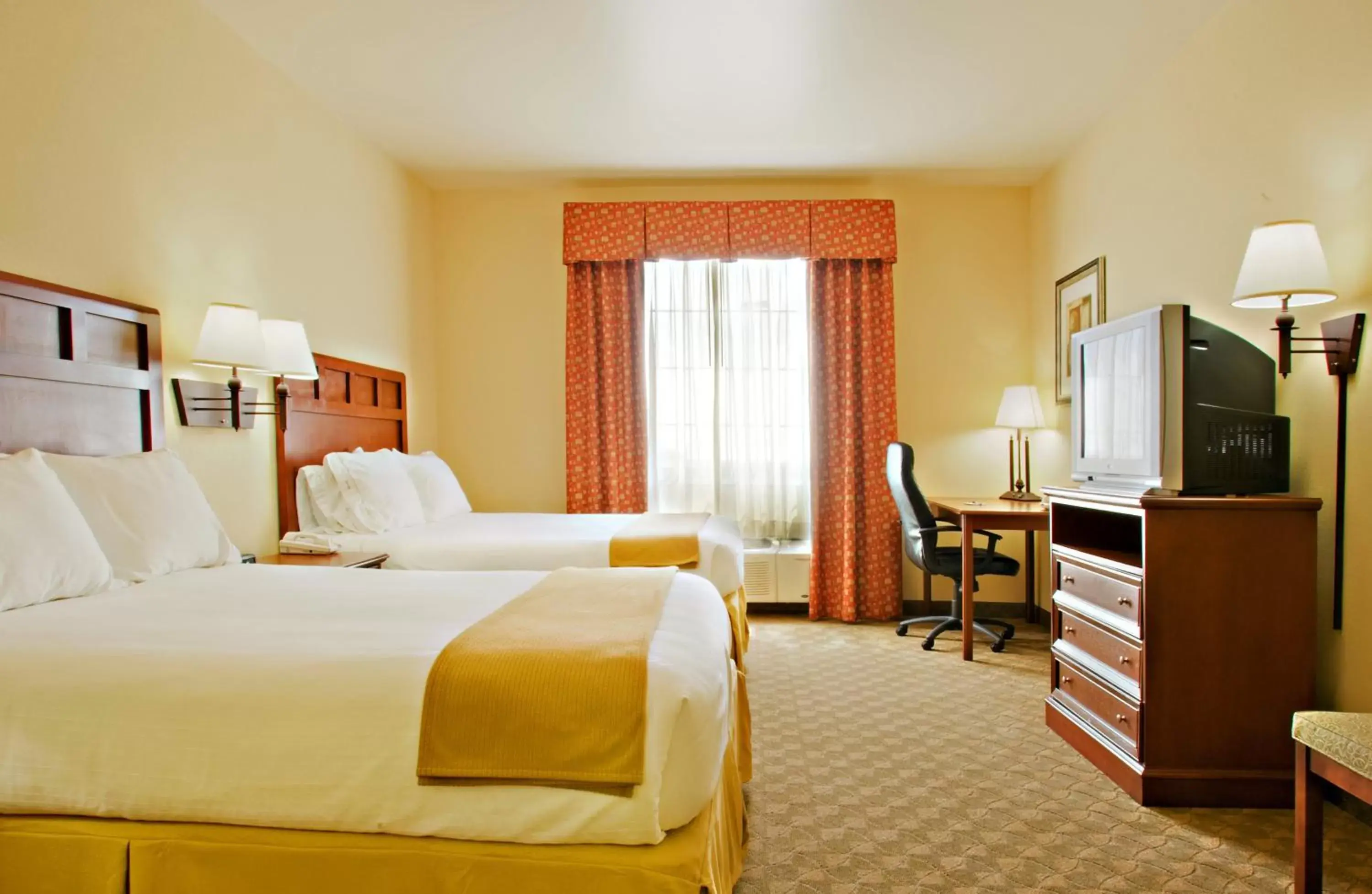Standard Queen Room with Two Queen Beds in Holiday Inn Express Hotel & Suites Levelland by IHG Standard Queen Room with Two Queen Beds in Holiday Inn Express Hotel & Suites Levelland by IHG