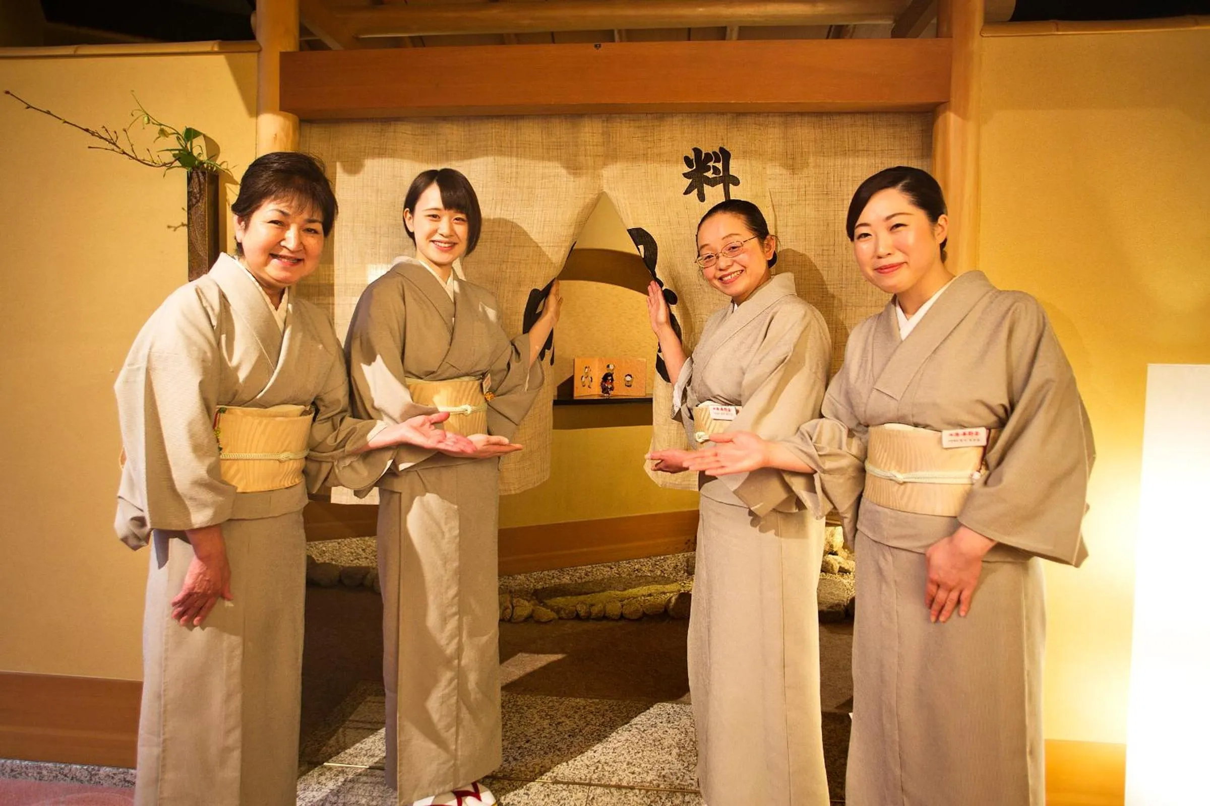 Staff in Honjin Hiranoya Kachoan
