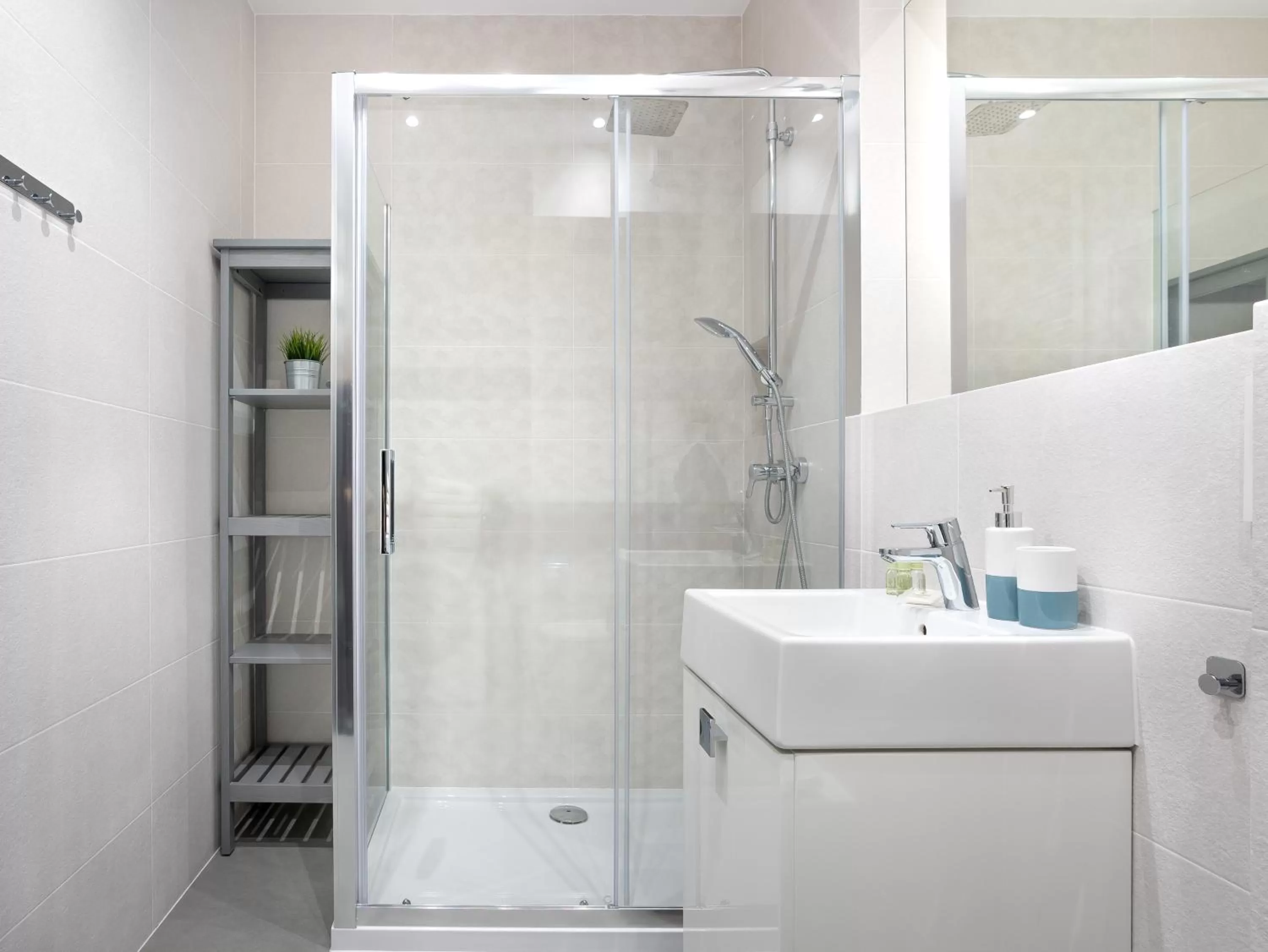 Shower in Symphony Modern Tower Apartamenty