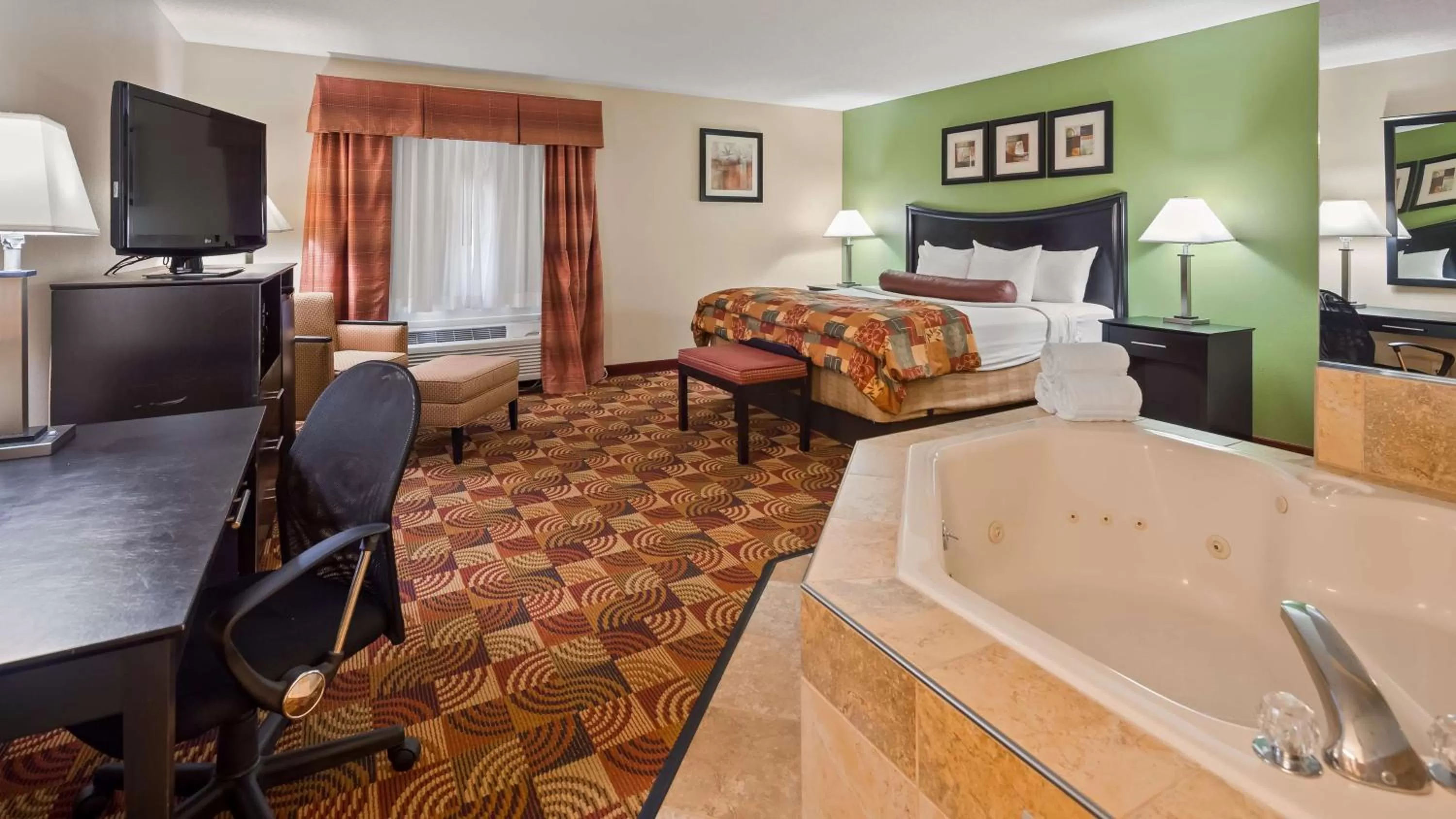 Photo of the whole room, Bed in Best Western Canal Winchester Inn-Columbus South East