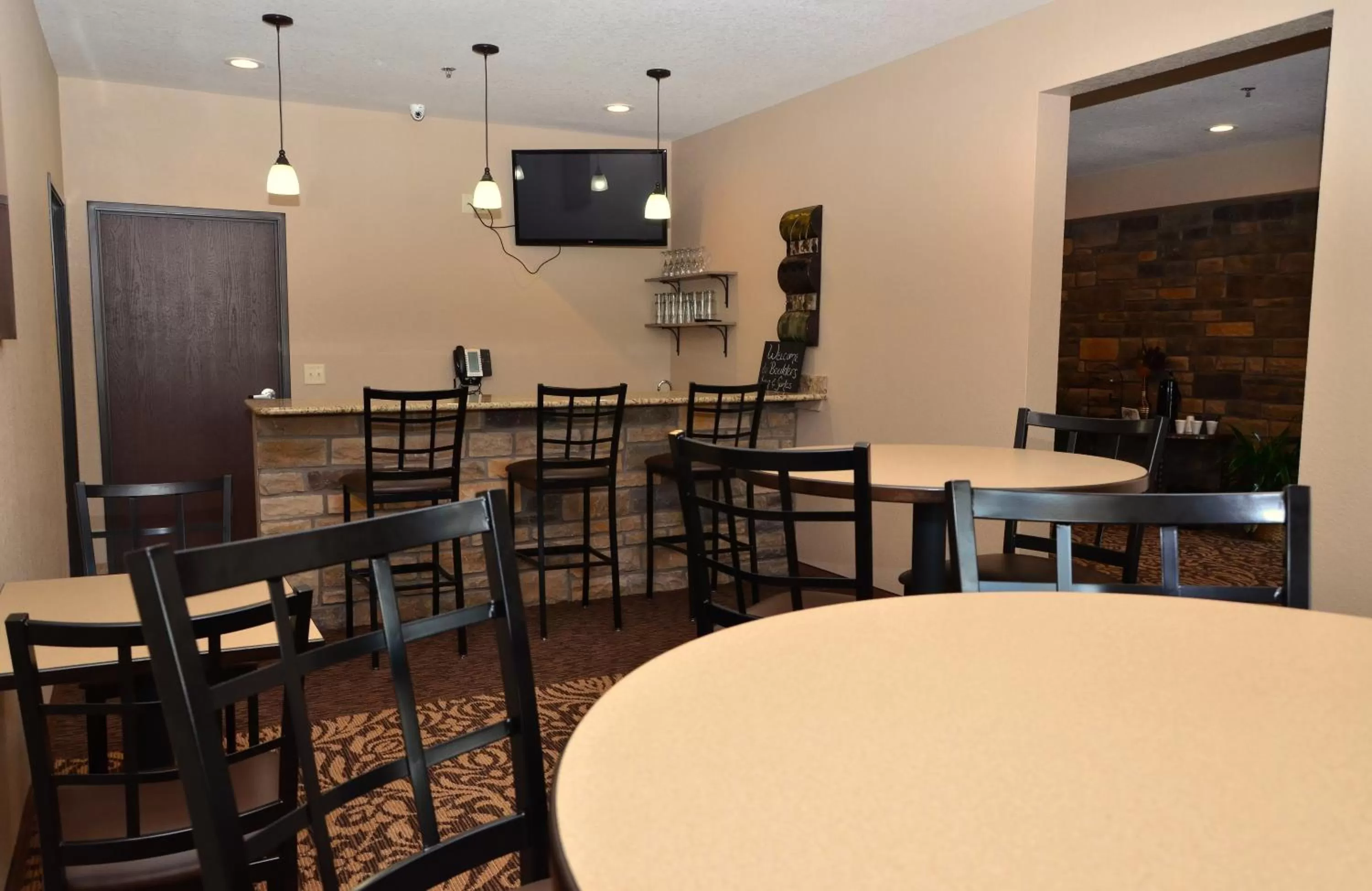 Lounge or bar in Cobblestone Inn & Suites - Clarion