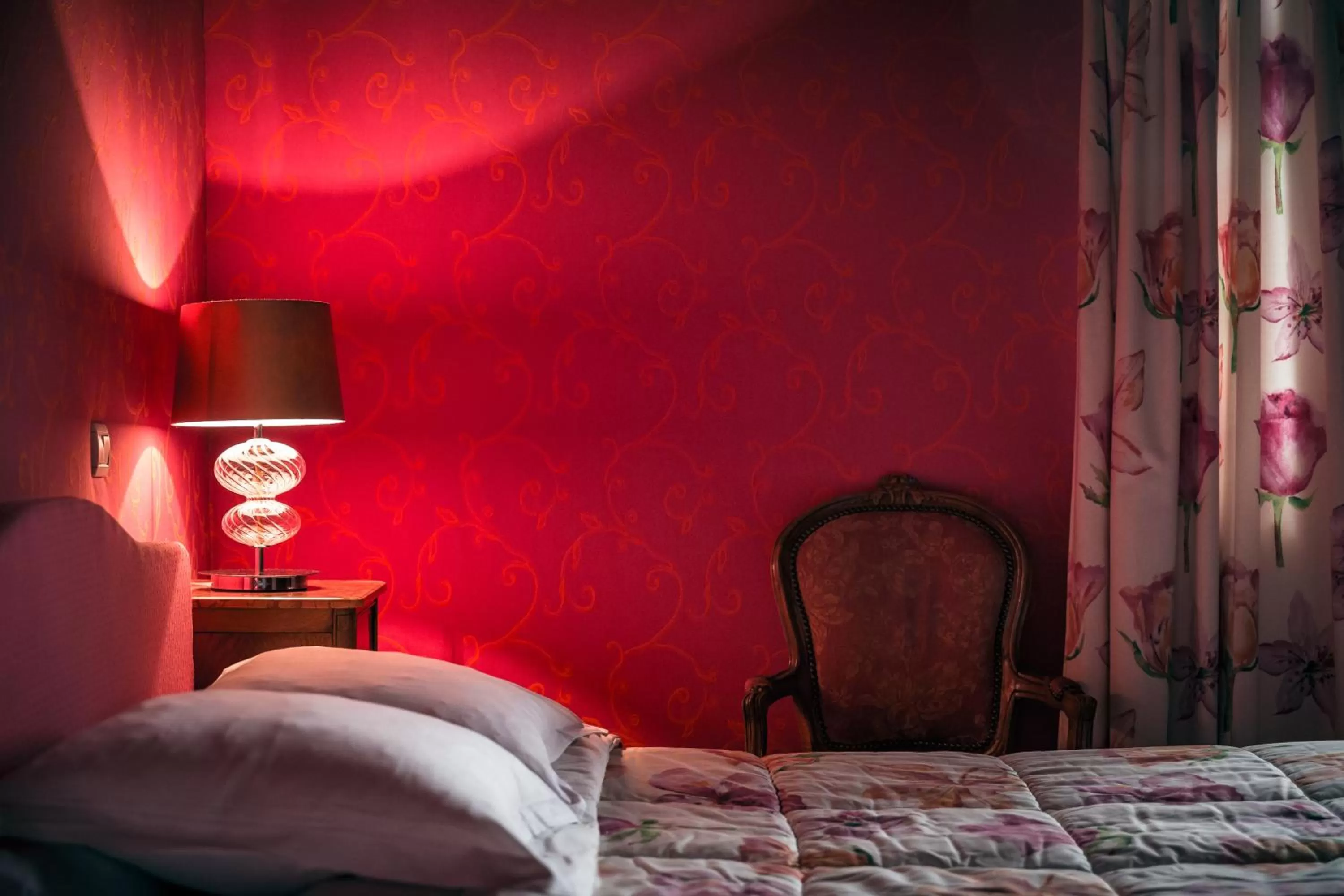 Bed in Hôtel des Deux Clefs