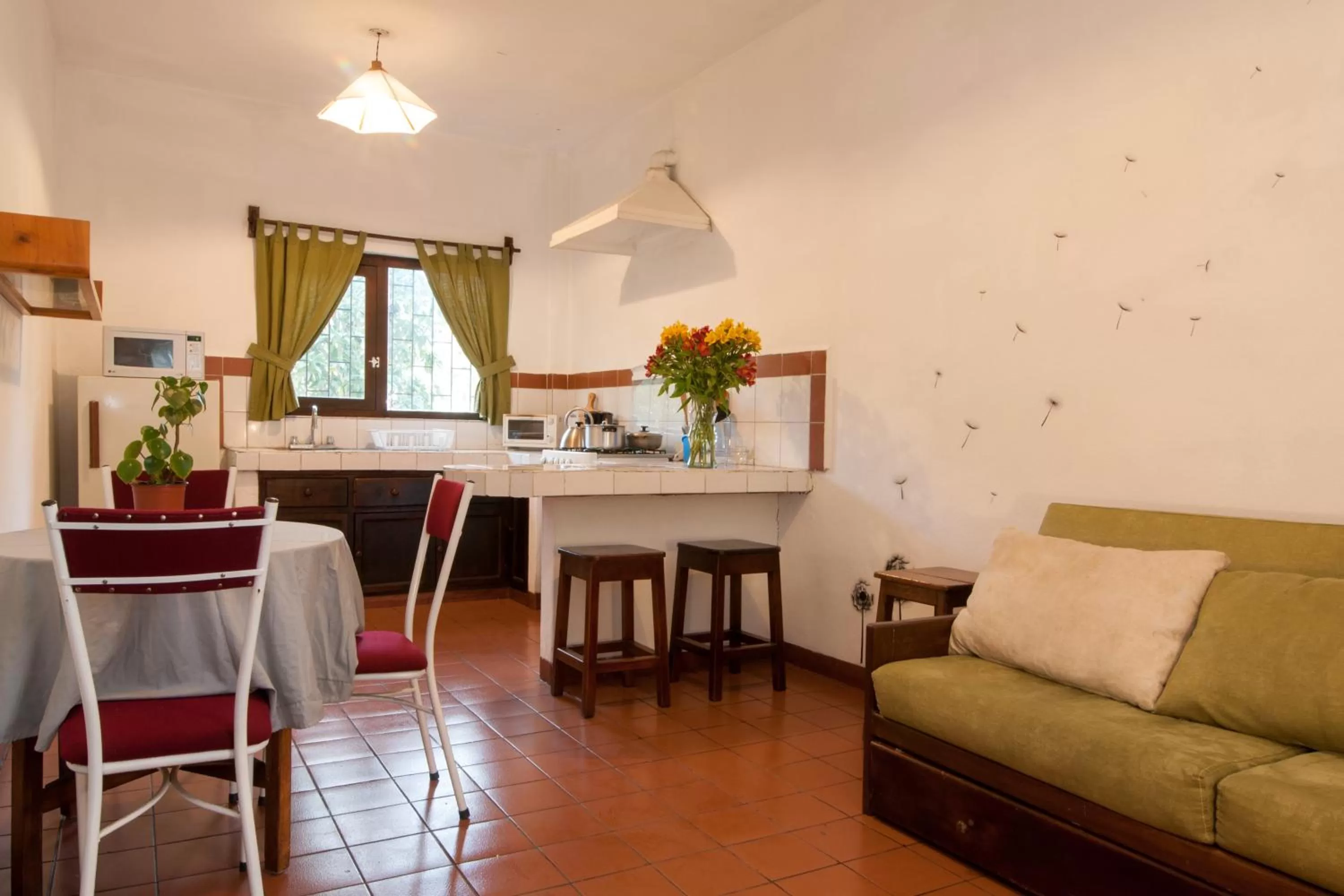 Coffee/tea facilities, Seating Area in Apartamentos Otorongo Cuenca Ecuador