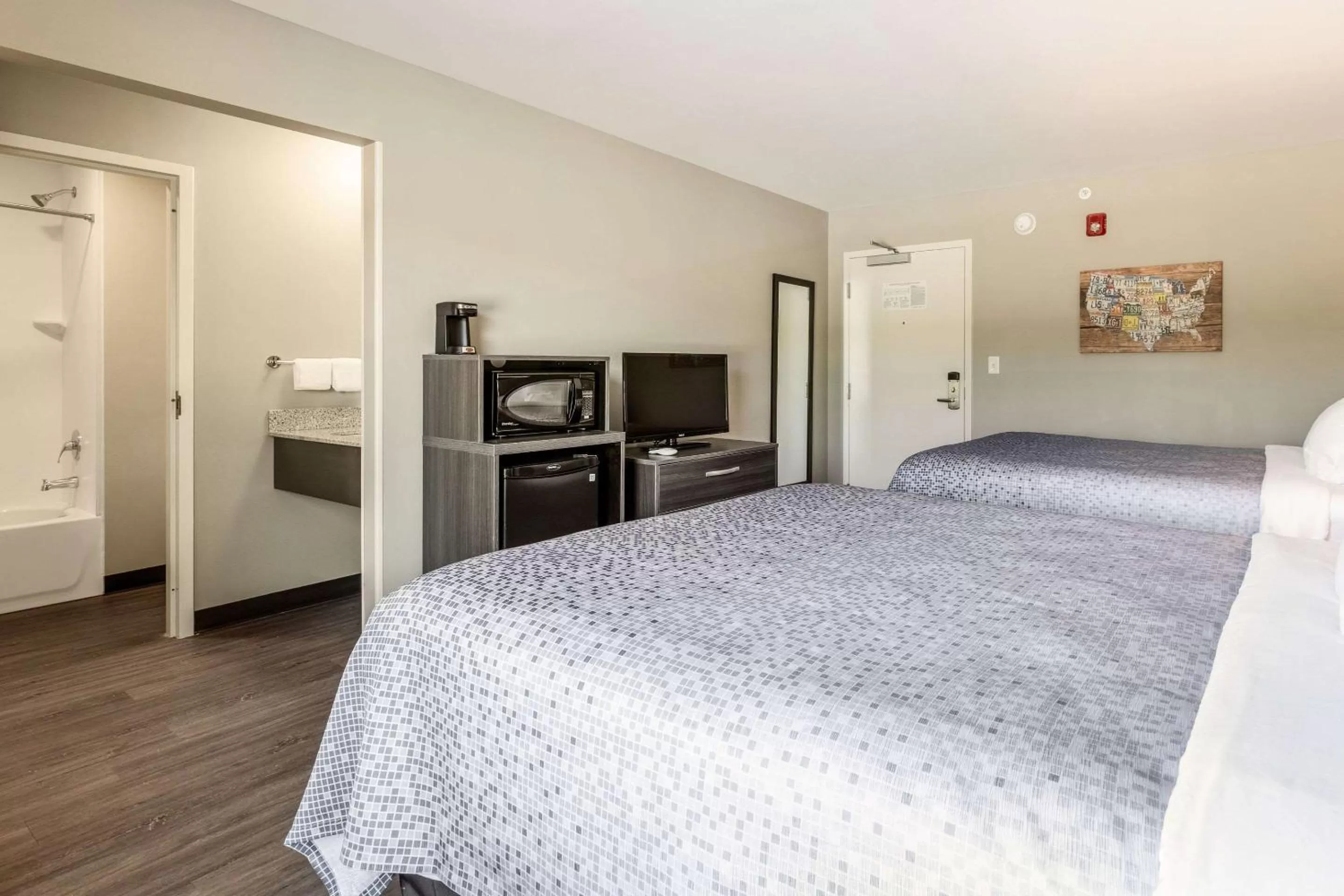 Photo of the whole room, Bed in Econo Lodge Dayton North