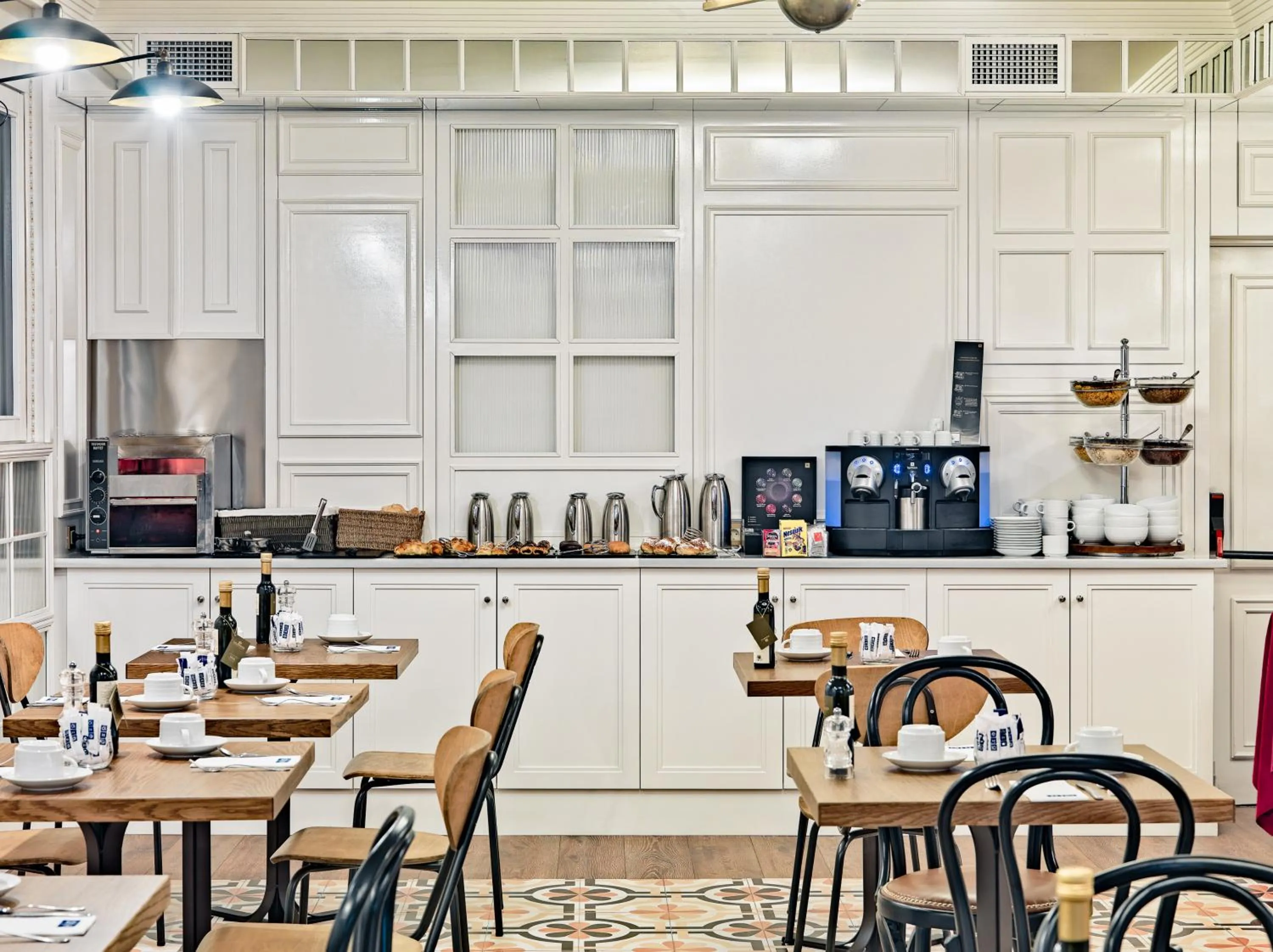 Restaurant/places to eat in Boutique Hotel H10 Villa de la Reina