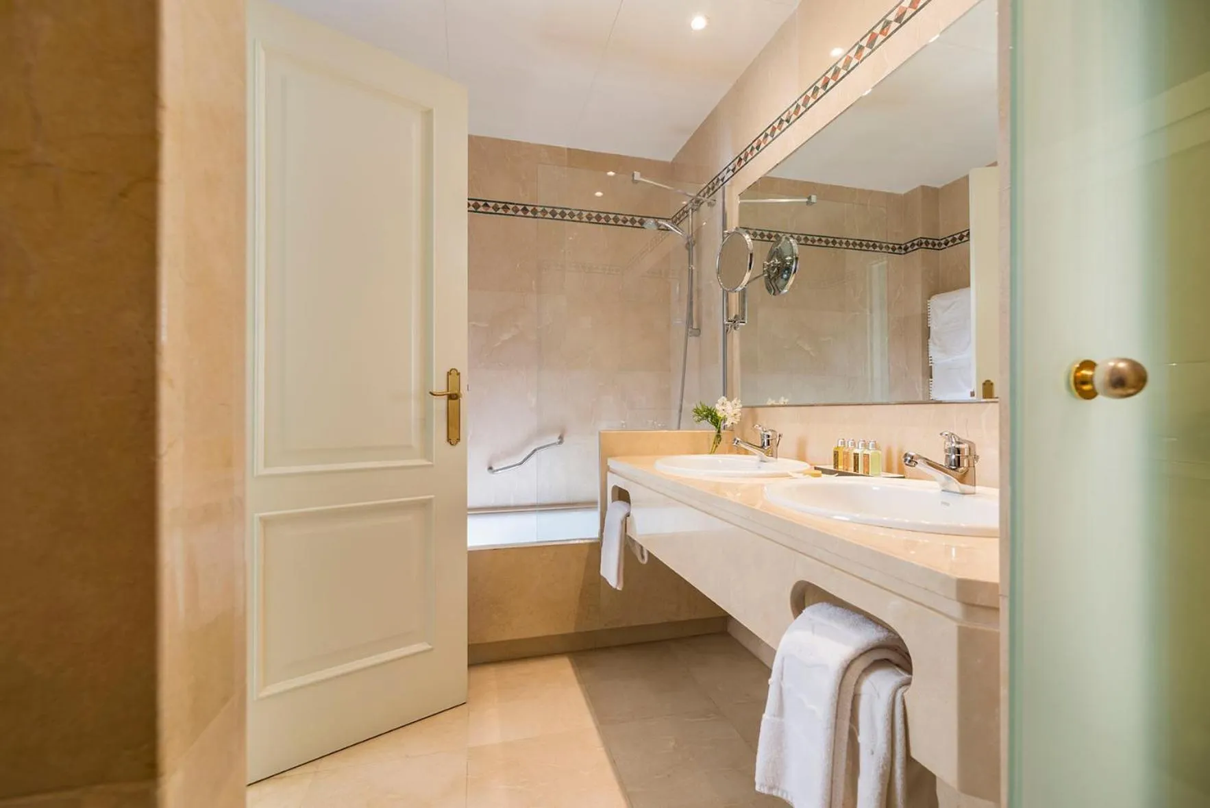 Bathroom, Bed in Hotel Santa Marta