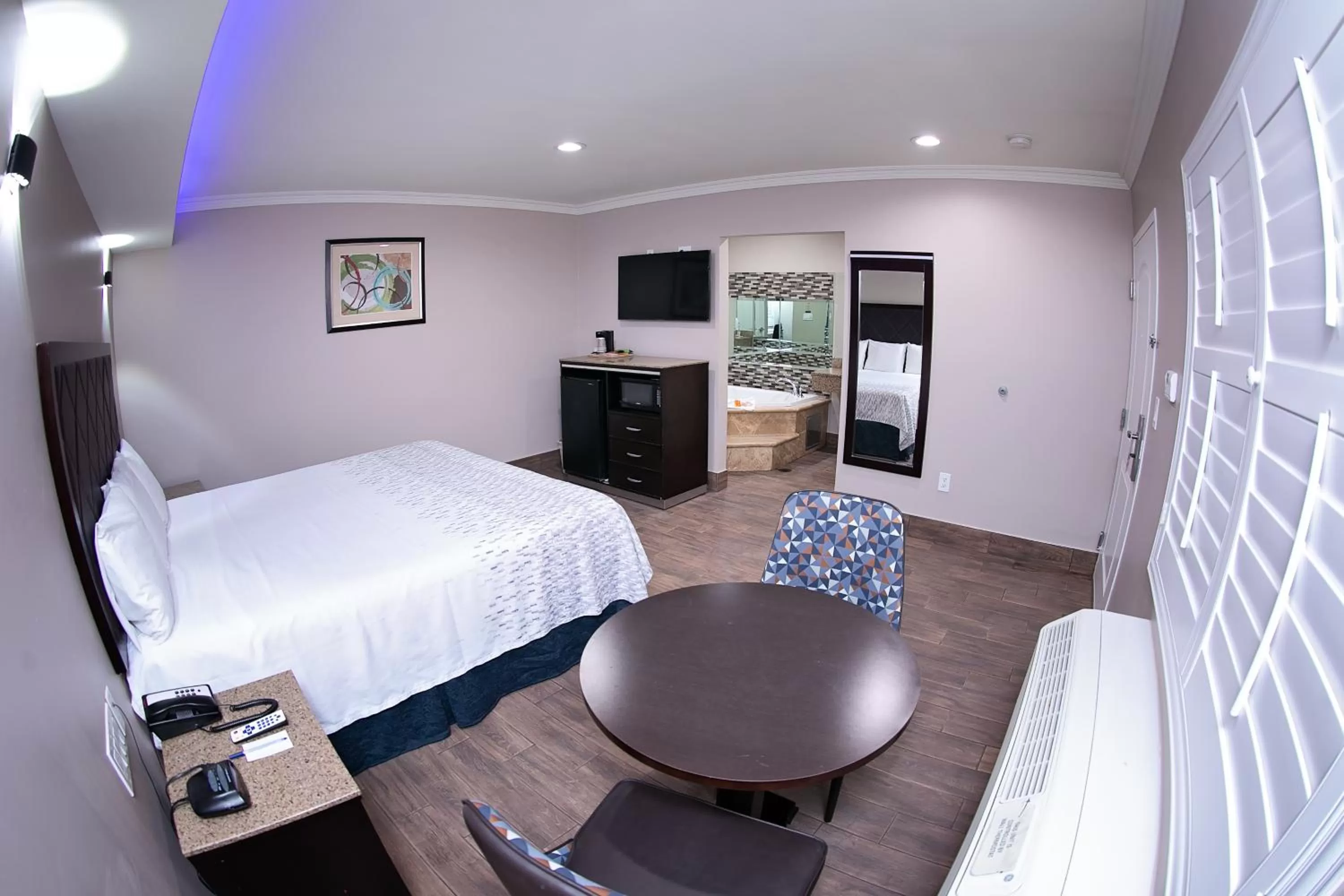 Bed in Diamond Bell Inn & Suites