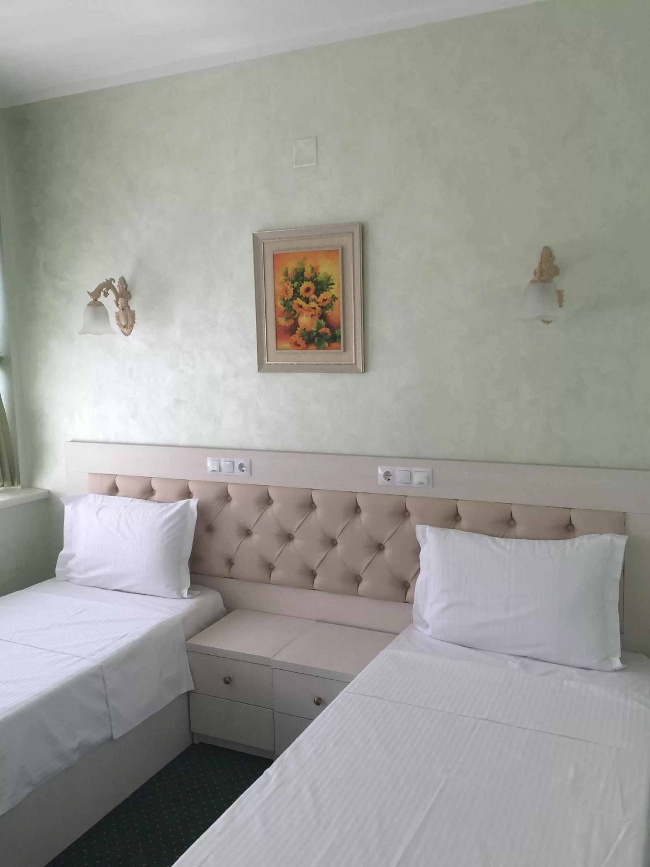 Photo of the whole room, Bed in Hamlet Hotel