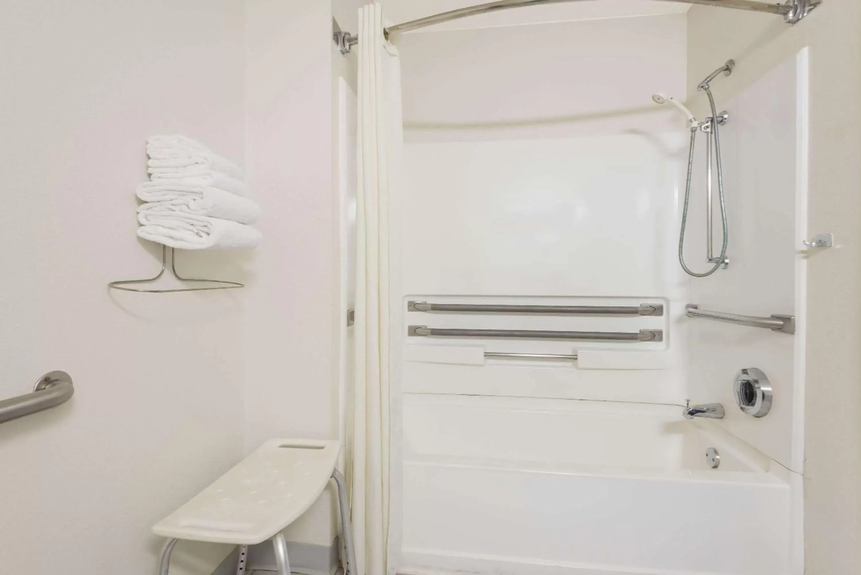 Queen Room - Mobility Access/Non-Smoking in Super 8 by Wyndham Maysville KY Queen Room - Mobility Access/Non-Smoking in Super 8 by Wyndham Maysville KY