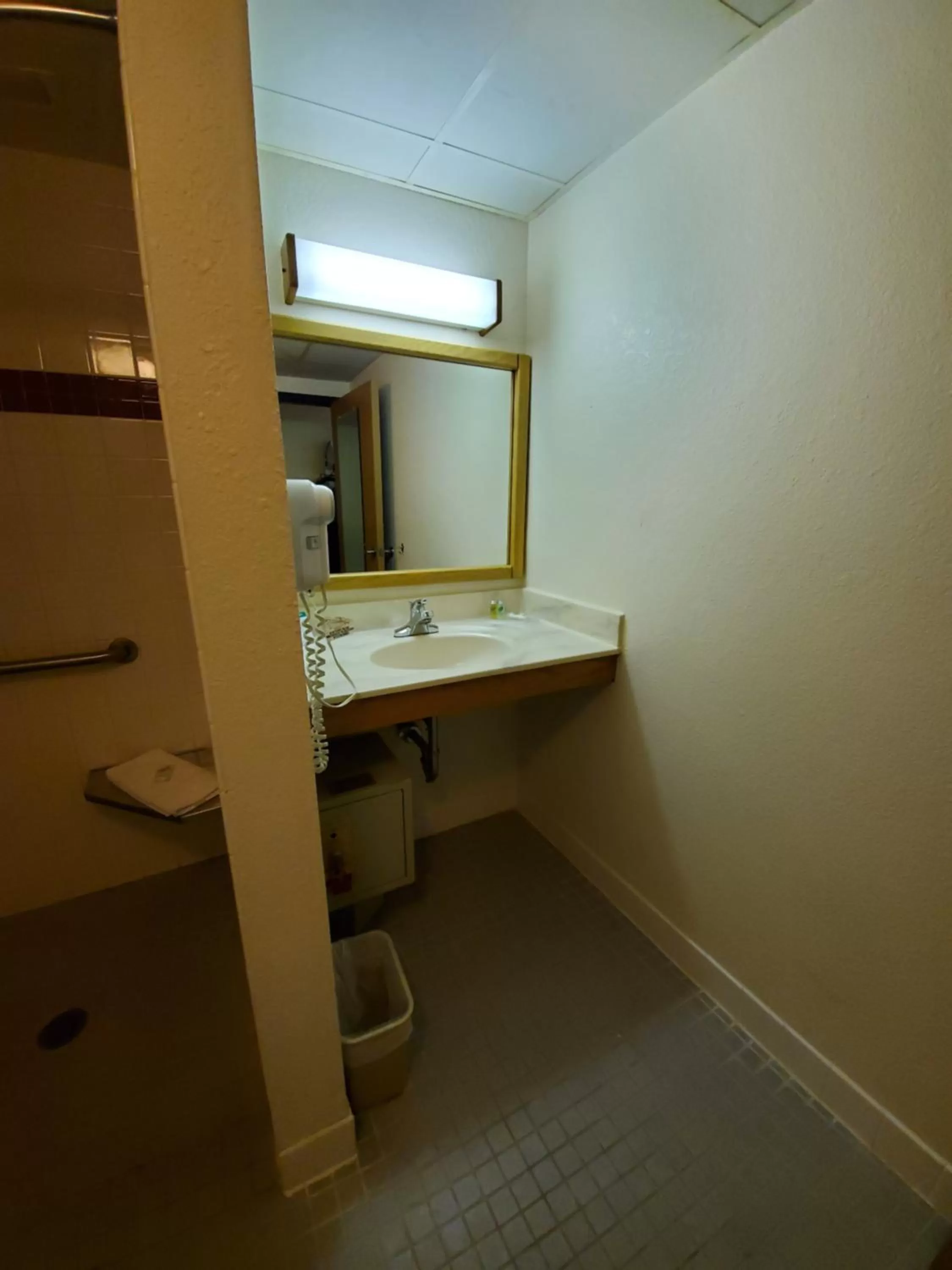 Shower in Boarders Inn and Suites by Cobblestone Hotels - Ripon