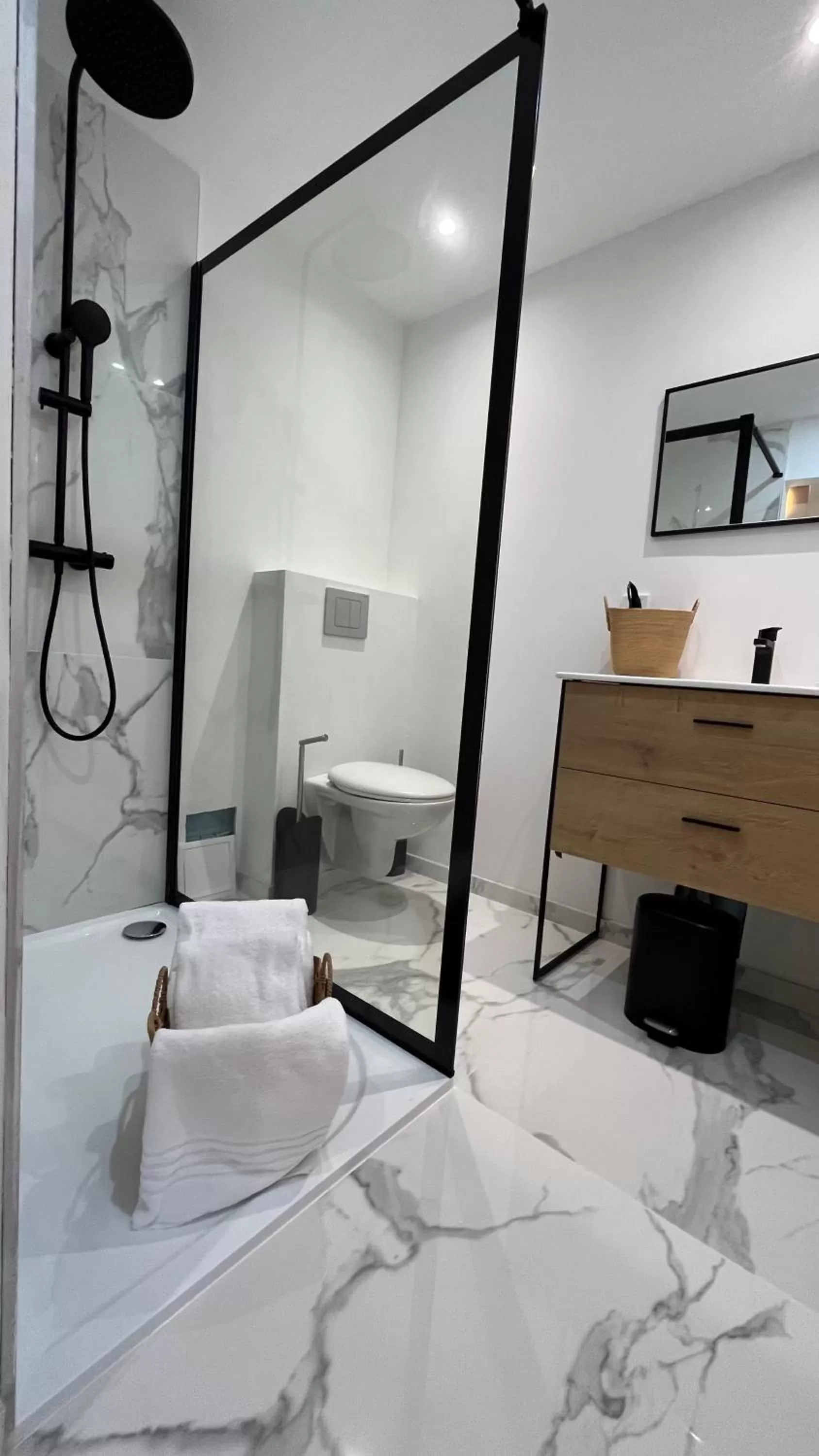 Bathroom, Bed in Home Place Apartments - Gujan Arcachon