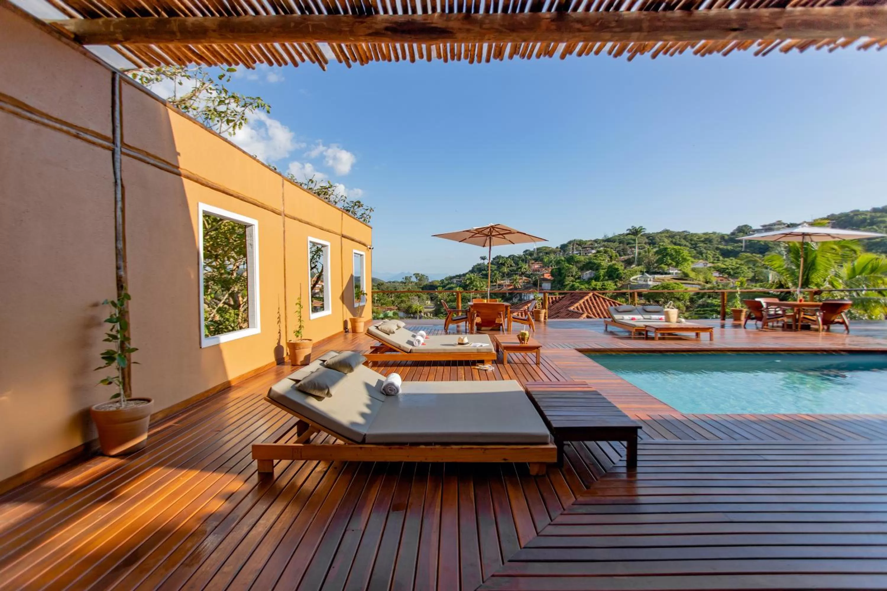 Swimming pool in Jubarte Hotel by Insólito