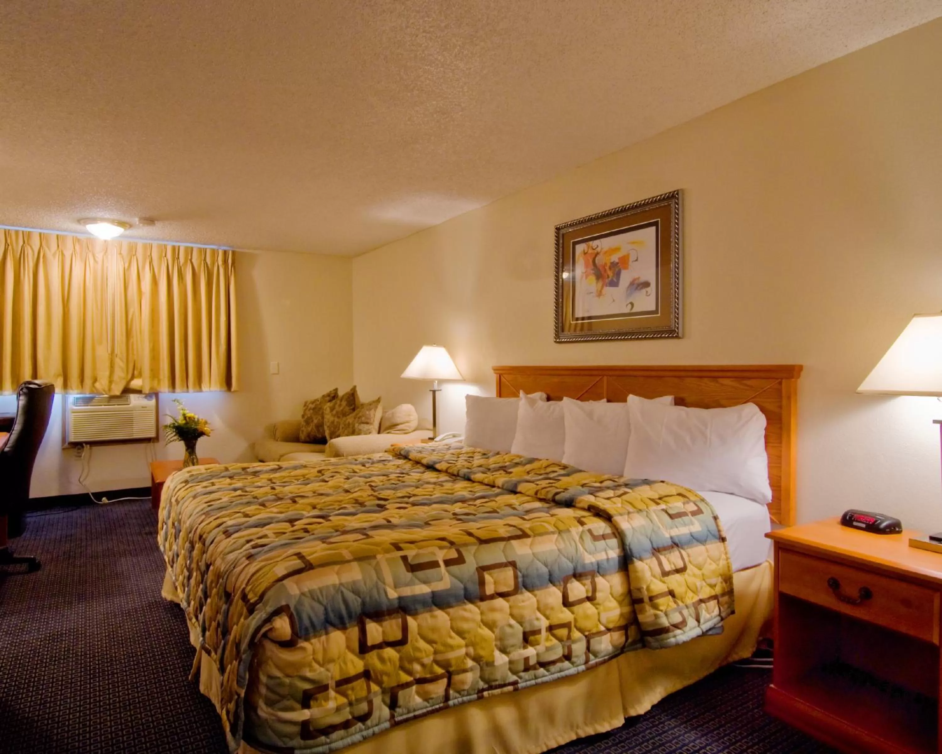 Queen Room - Smoking in Econo Lodge Inn & Suites Clinton