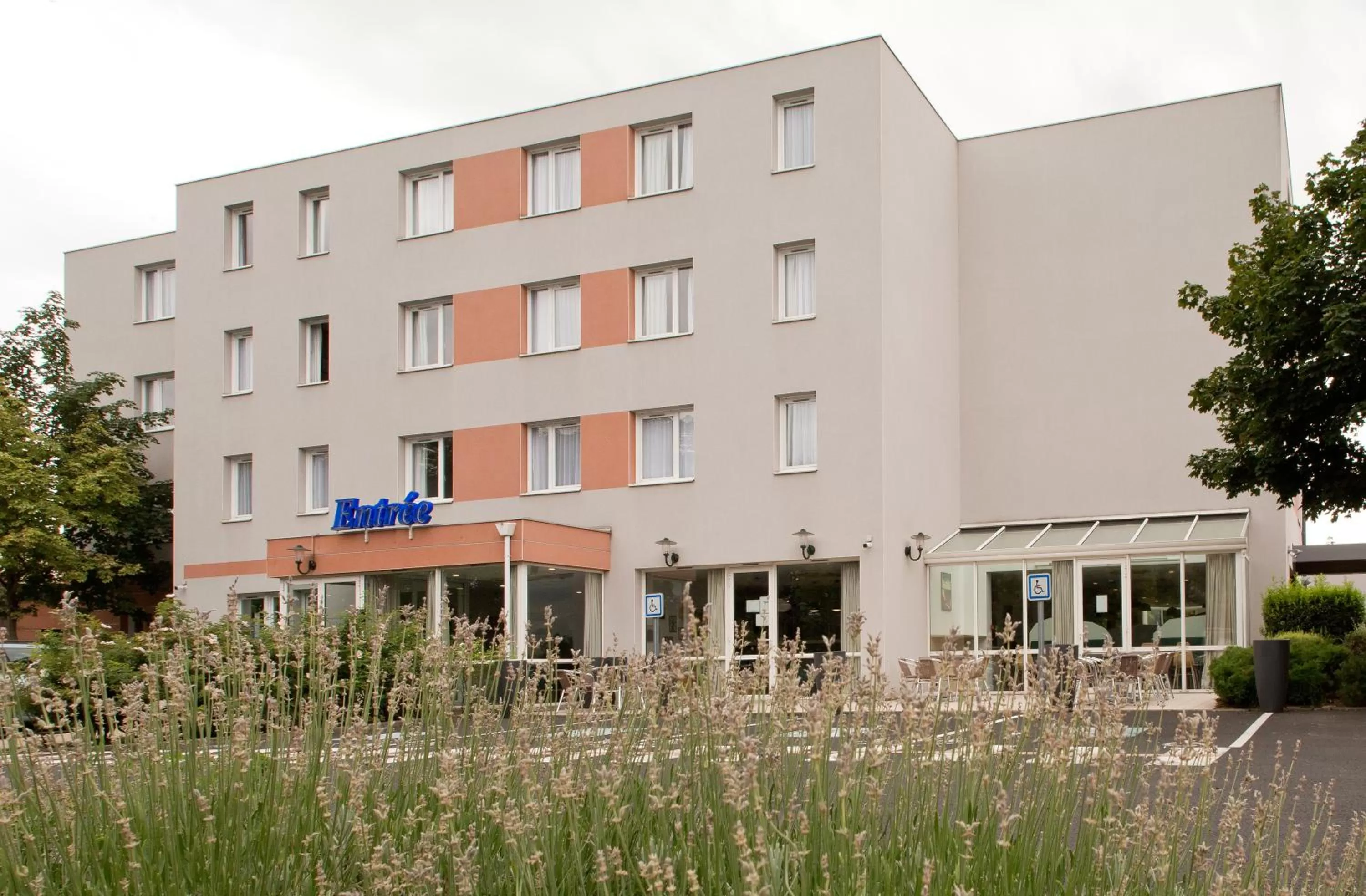 Property building in Kyriad Clermont-Ferrand-Sud - La Pardieu