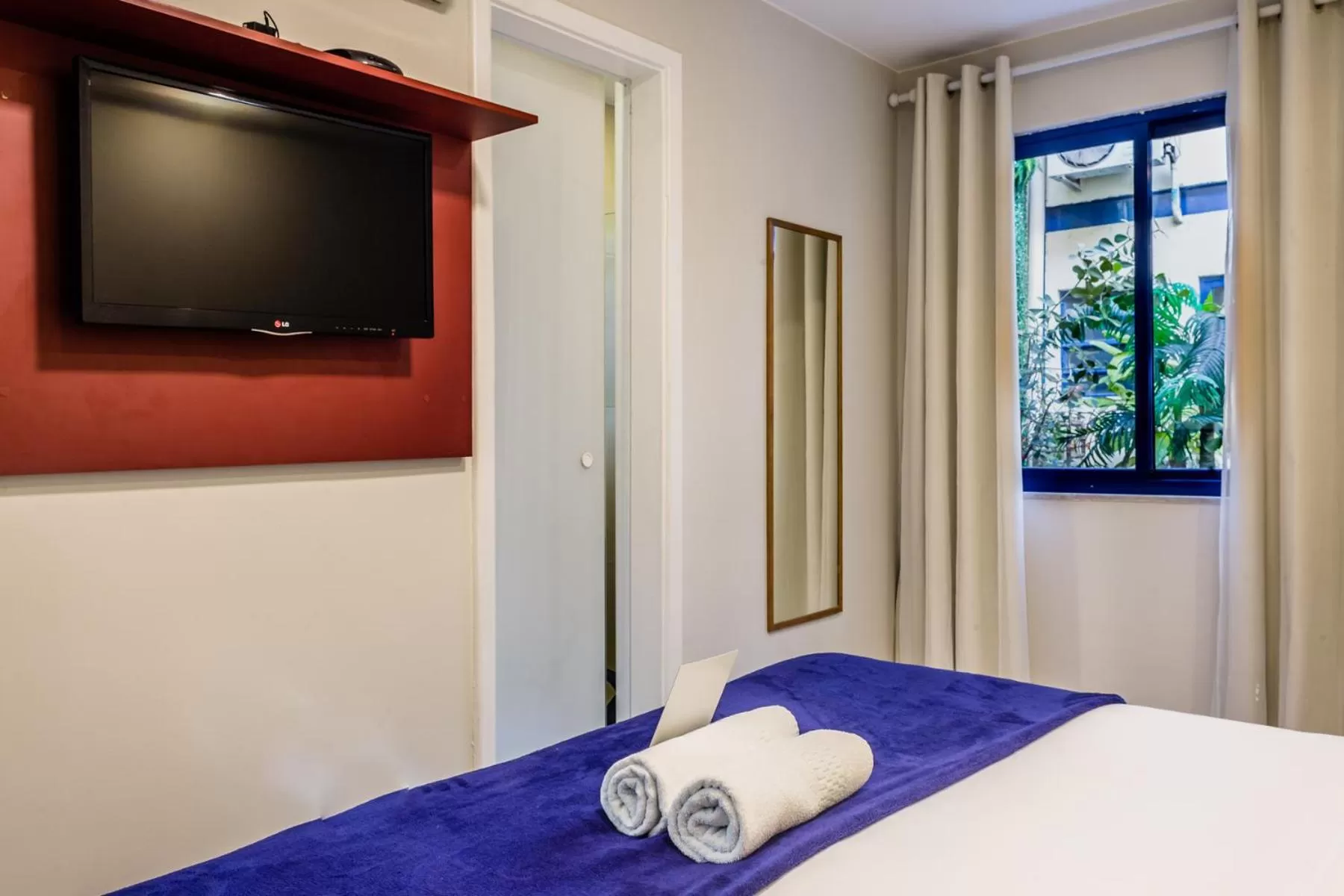 Bedroom, TV/Entertainment Center in Injoy Suítes & Aparts