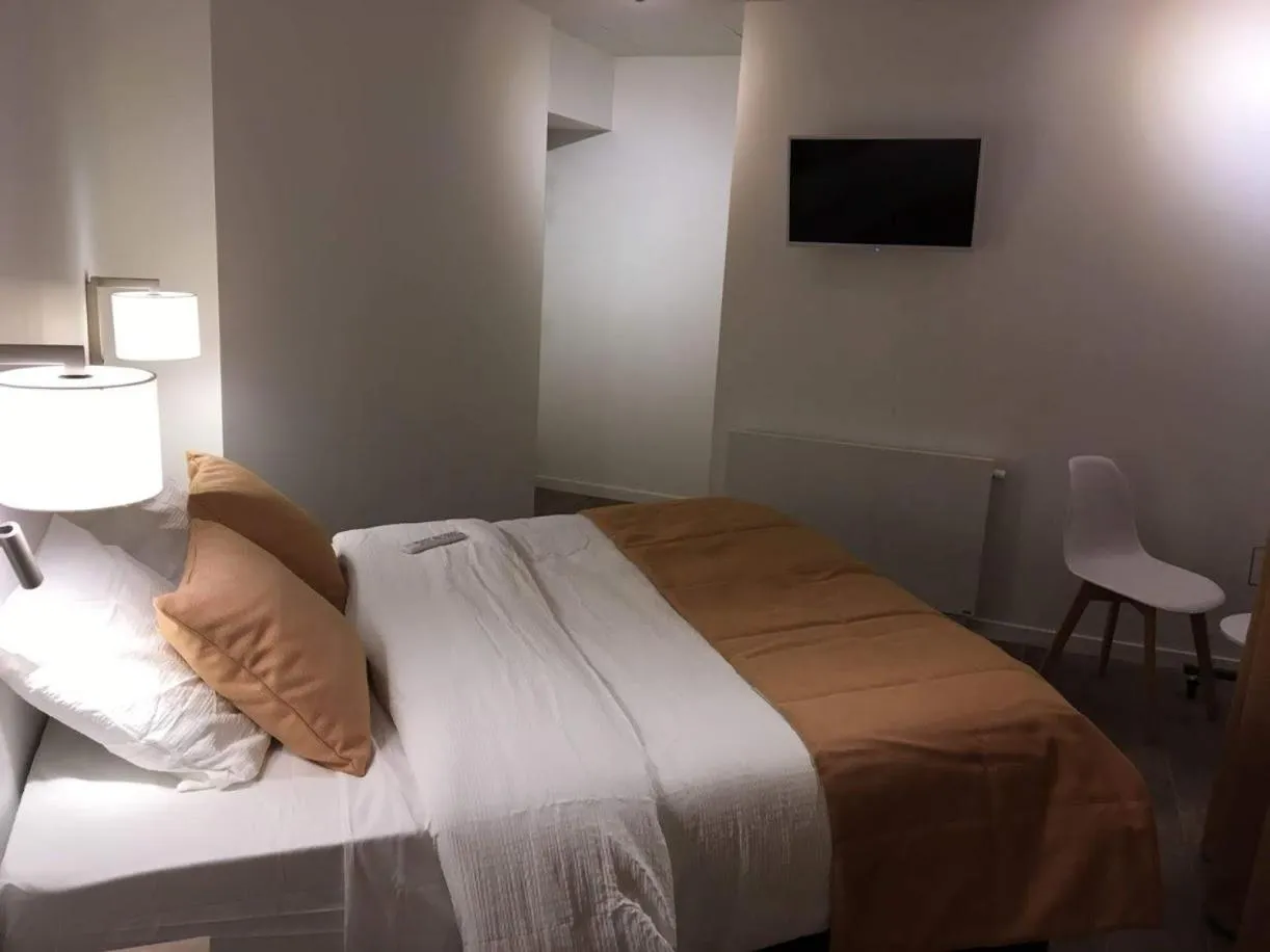 TV and multimedia, Bed in Hotel Ferney République