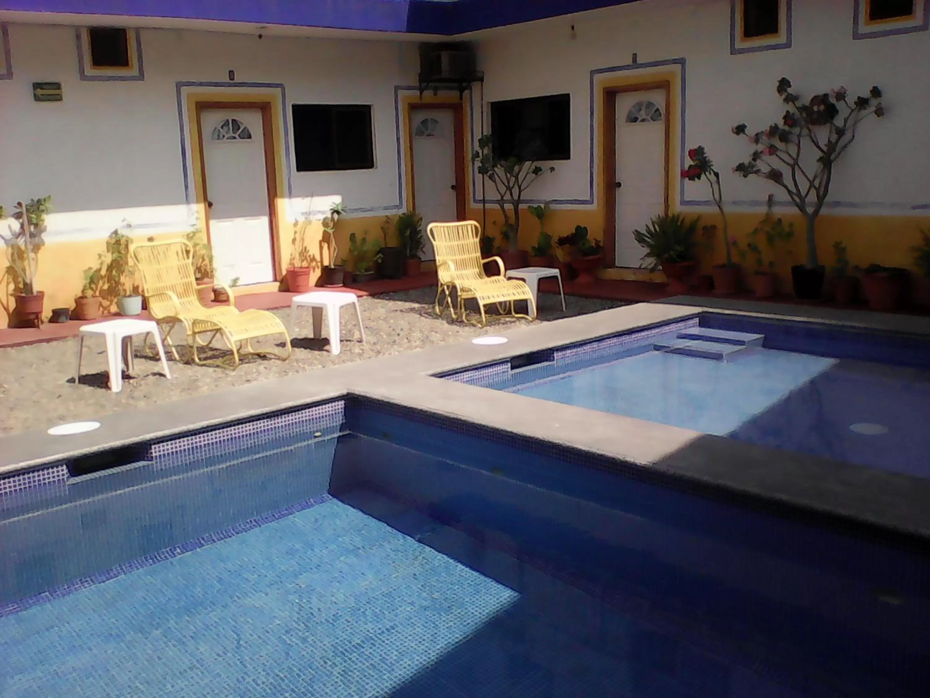 Swimming pool in Hotel Sarabi