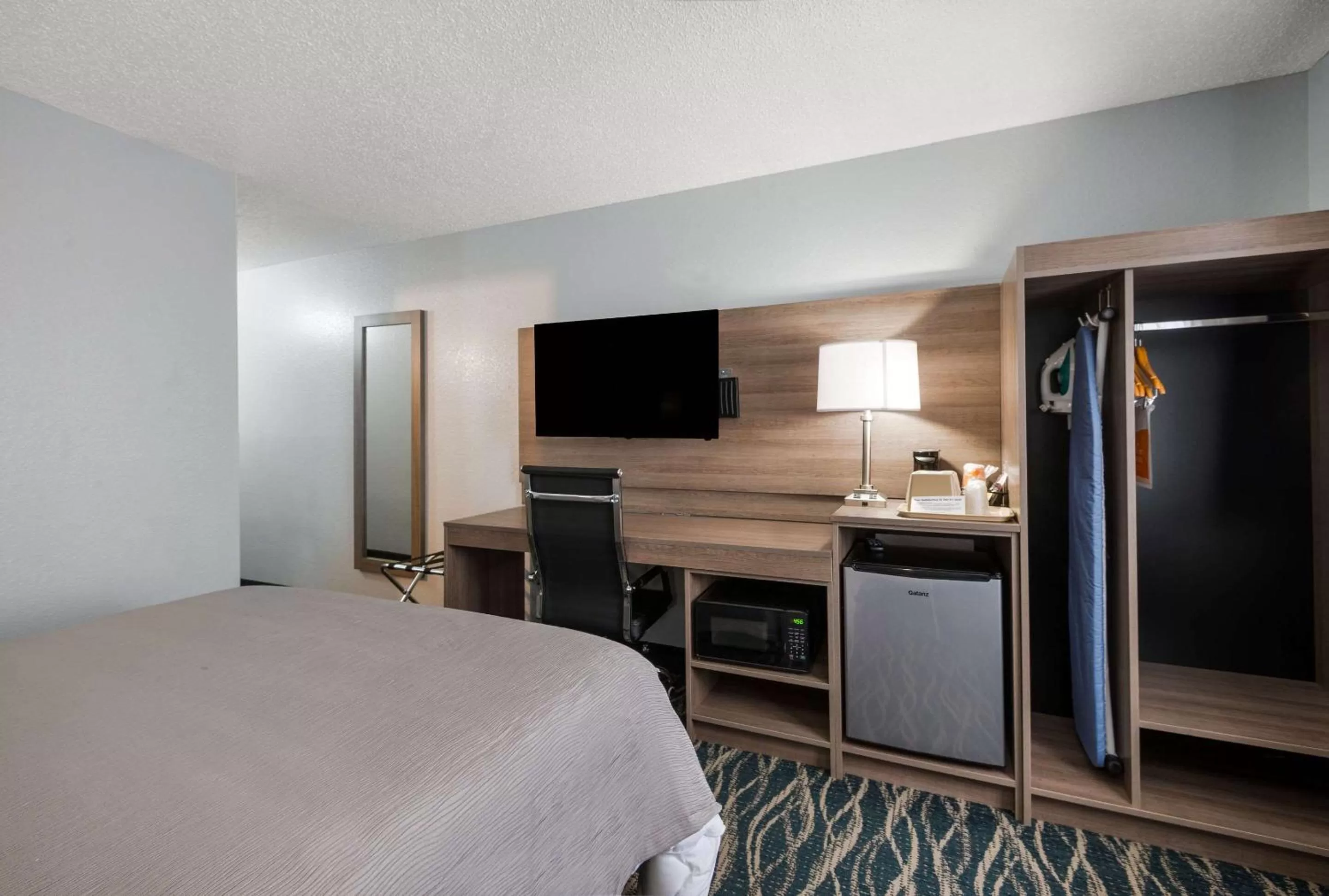 Bedroom, TV/Entertainment Center in Super 8 by Wyndham Oneida Verona