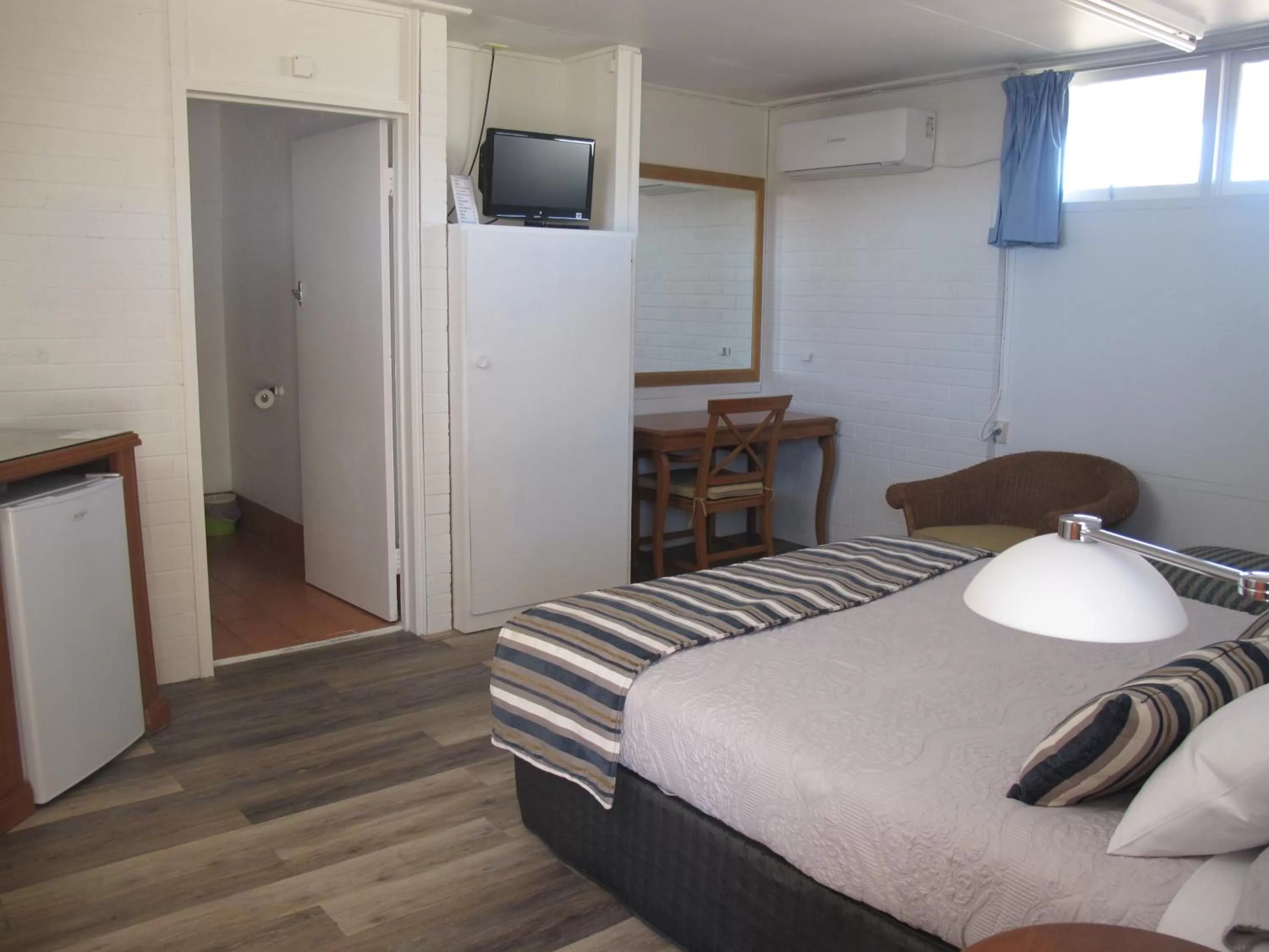 Photo of the whole room, Bed in Dalby Parkview Motel