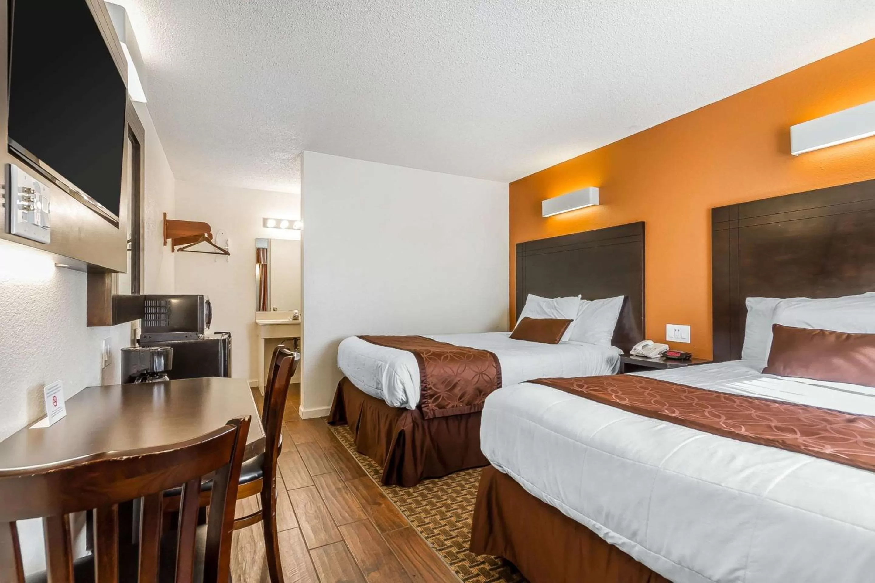 Photo of the whole room, Bed in Rodeway Inn Wine Country