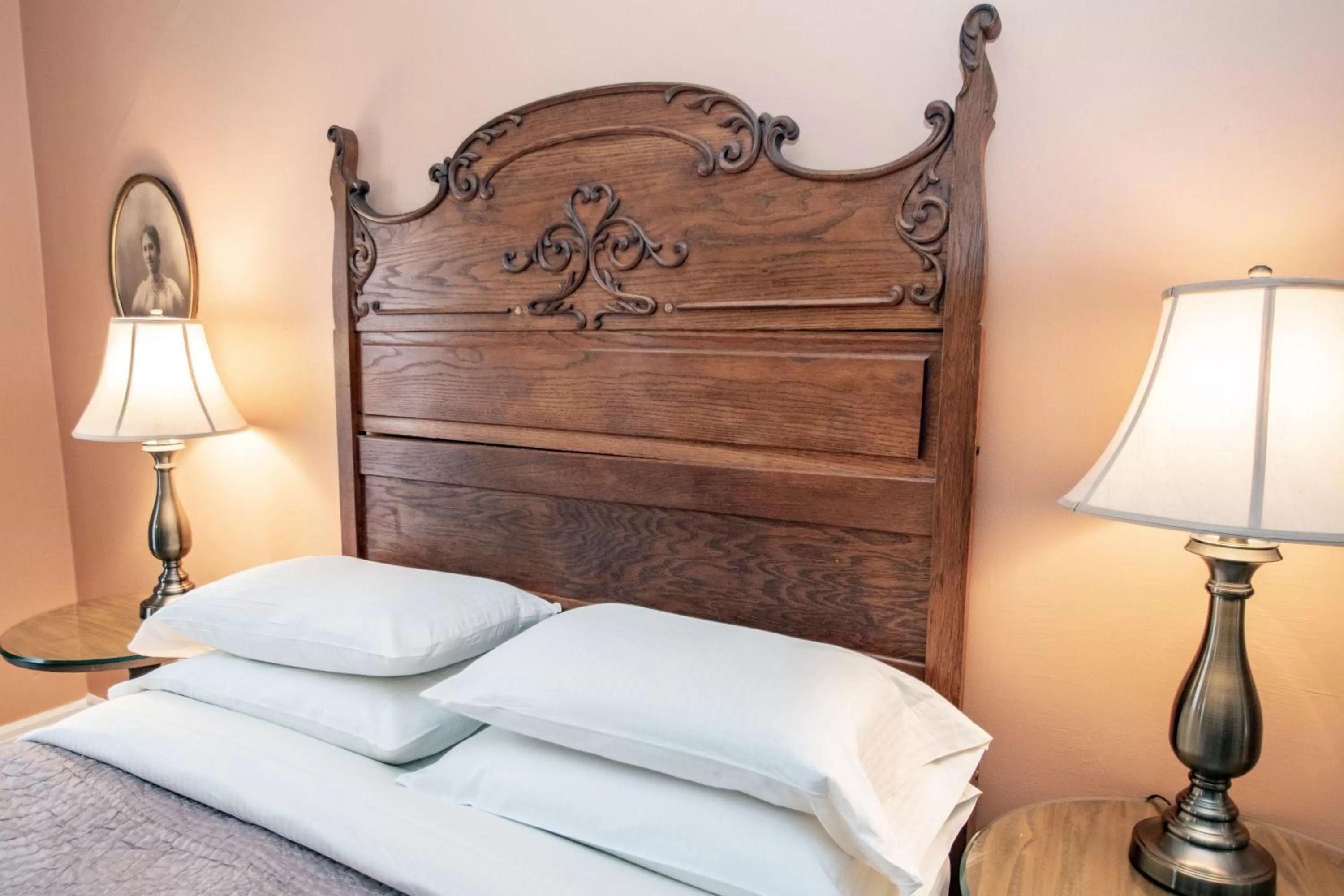 Bed in Looking Glass Inn