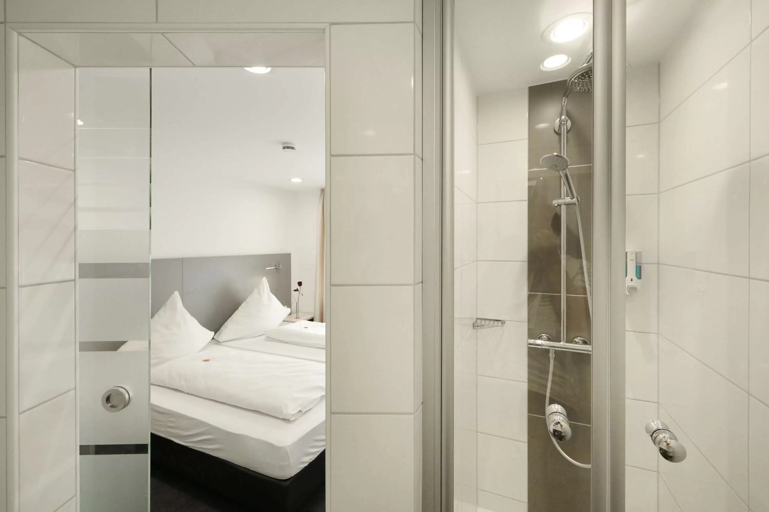 Bathroom, Bed in Aalener Römerhotel aWL