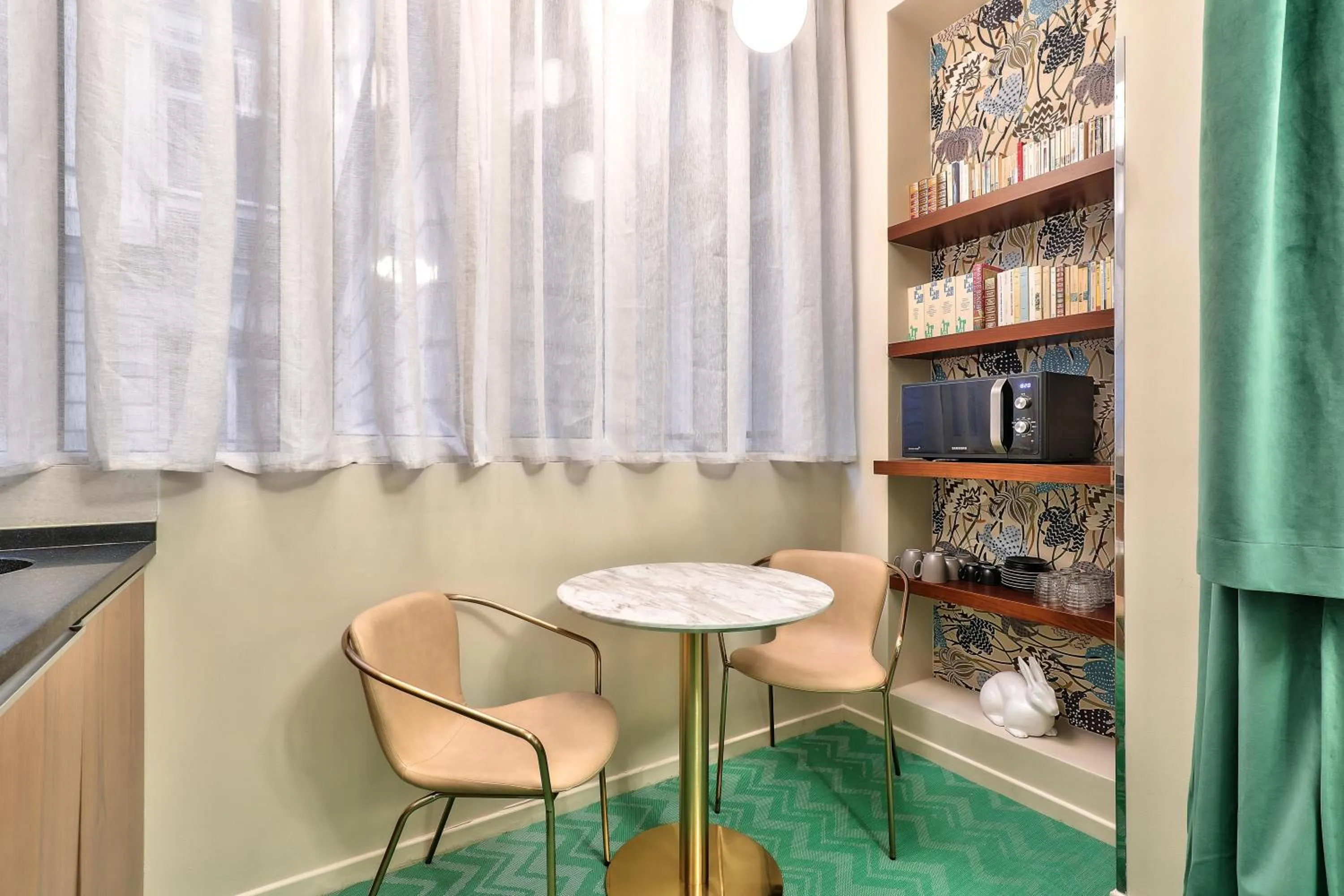 Library in Hotel 33 Marbeuf